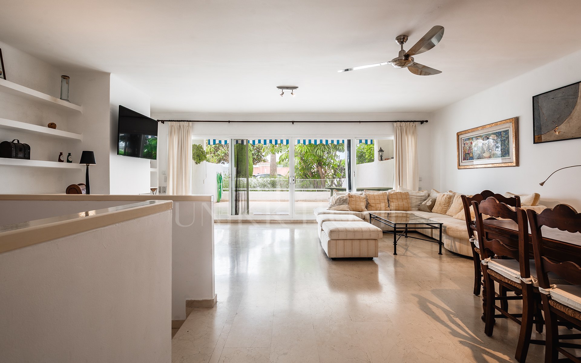 Elegante dúplex con orientación sur y amplias terrazas en Río Real, Marbella este