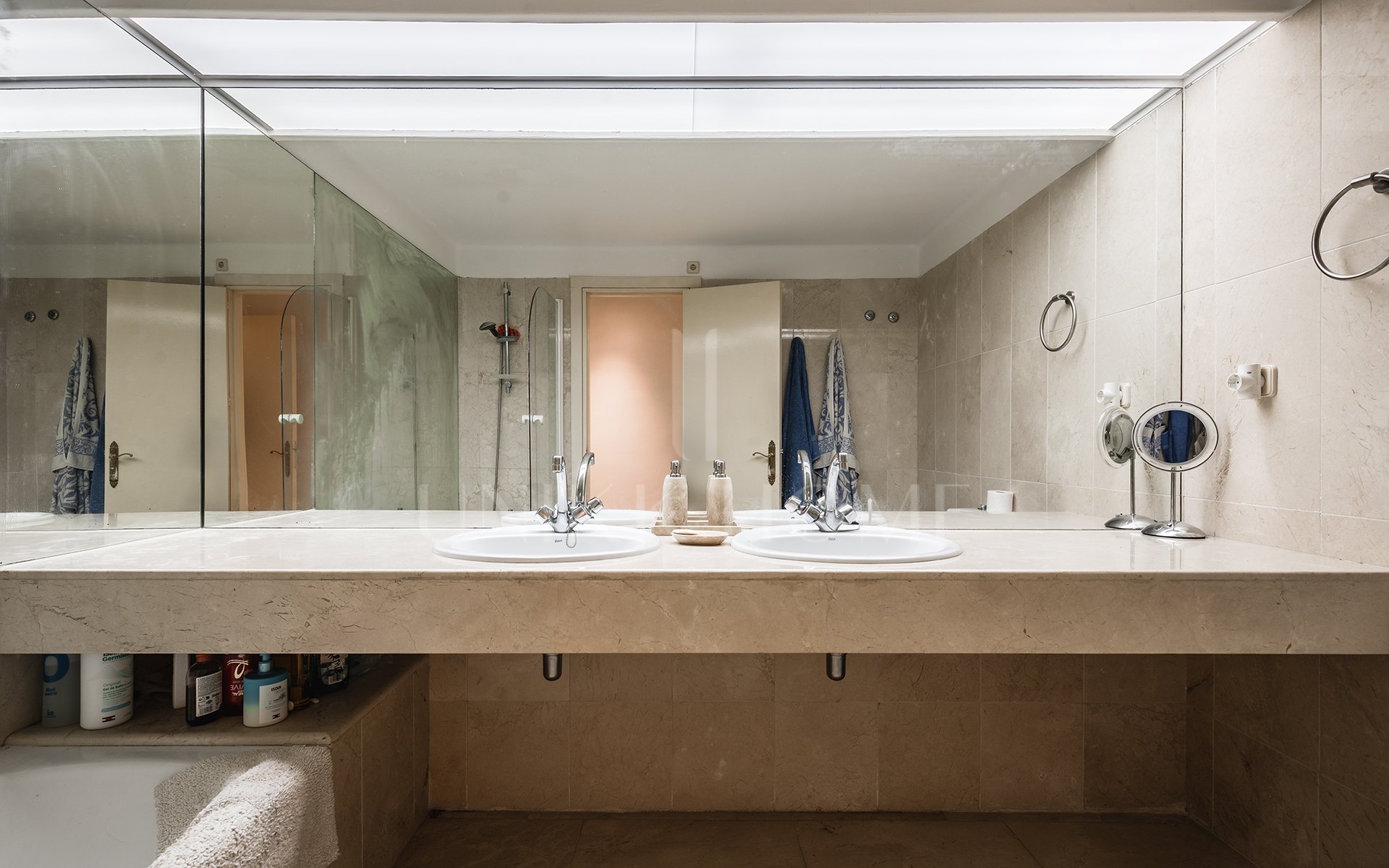 Elegante dúplex con orientación sur y amplias terrazas en Río Real, Marbella este