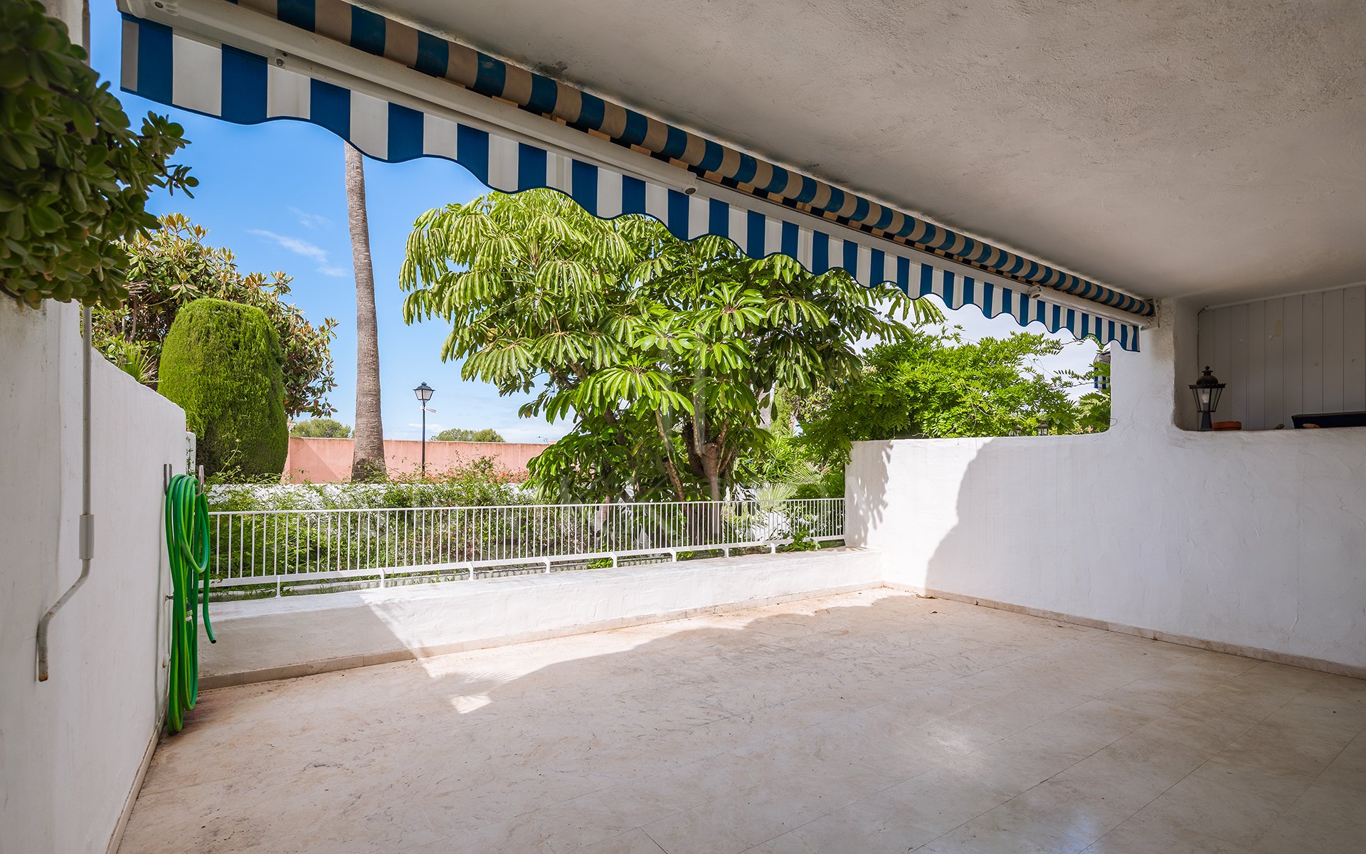 Elegante dúplex con orientación sur y amplias terrazas en Río Real, Marbella este