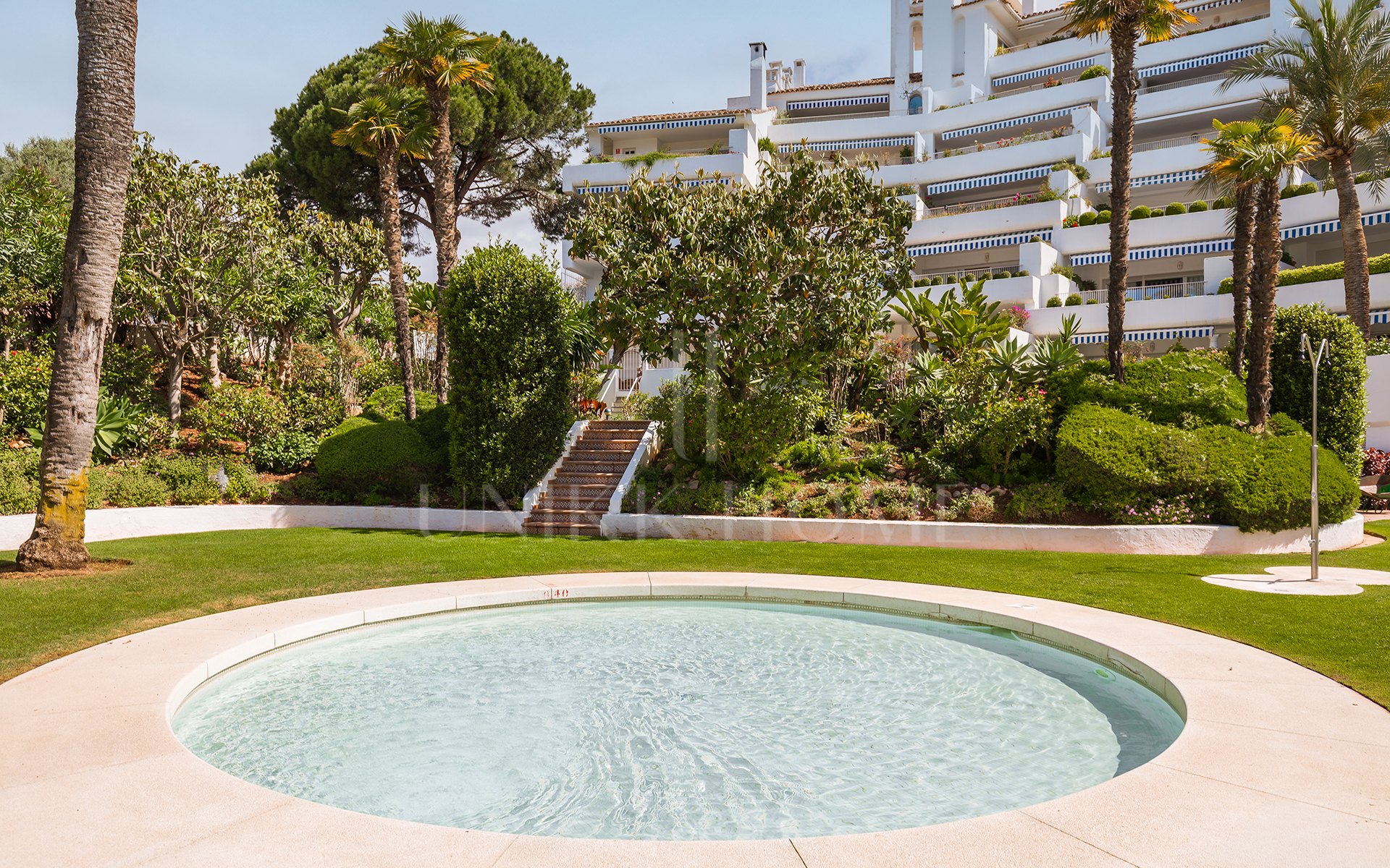 Elegante dúplex con orientación sur y amplias terrazas en Río Real, Marbella este