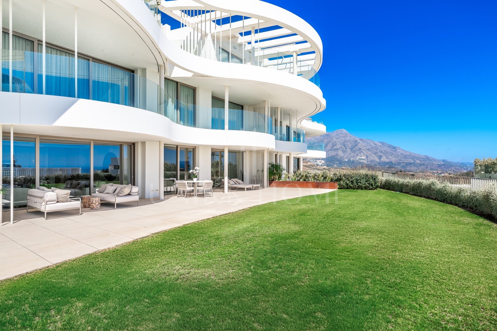 Contemporary Ground-Floor Apartment with Panoramic Views in The View, Benahavís