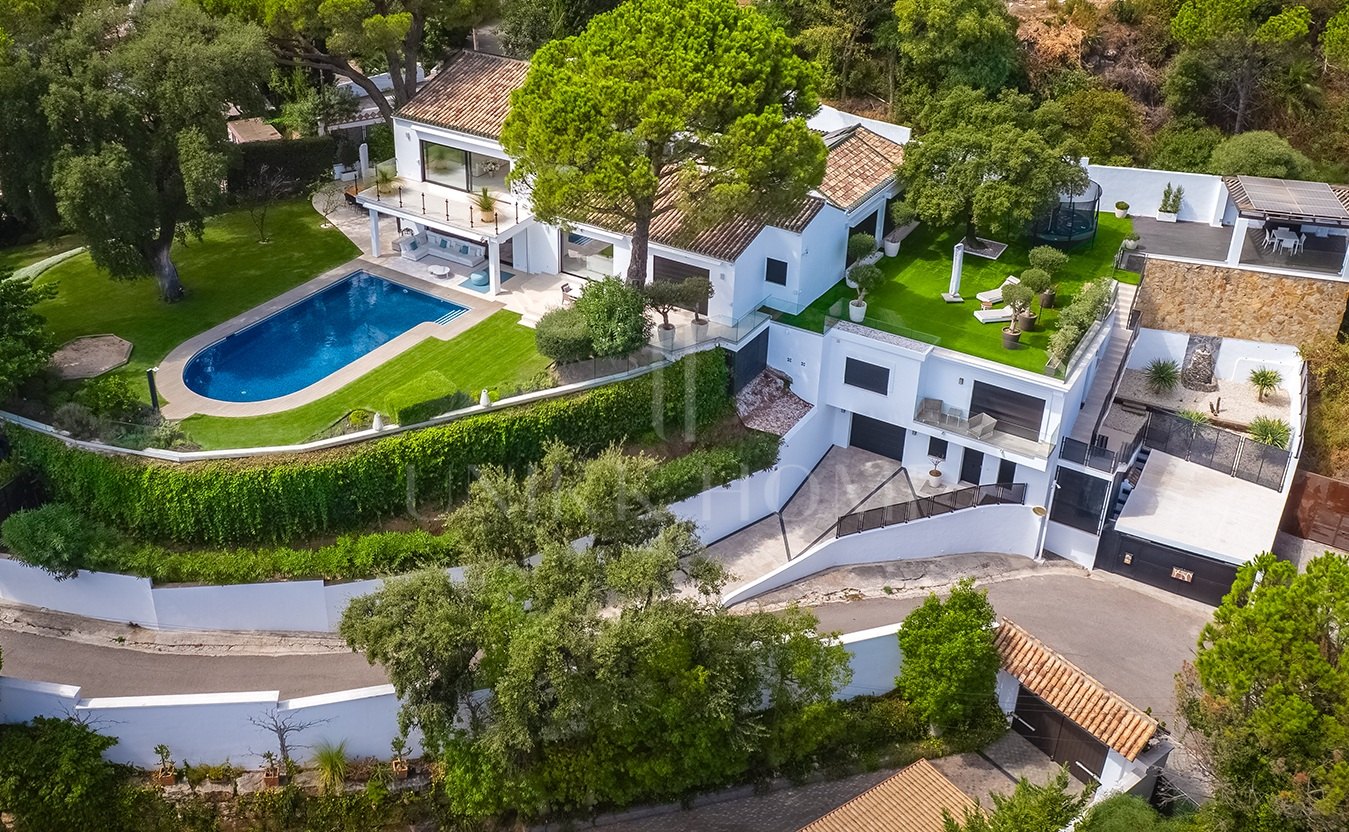Elegante villa totalmente renovada con vivienda de invitados y vistas panorámicas en El Madroñal