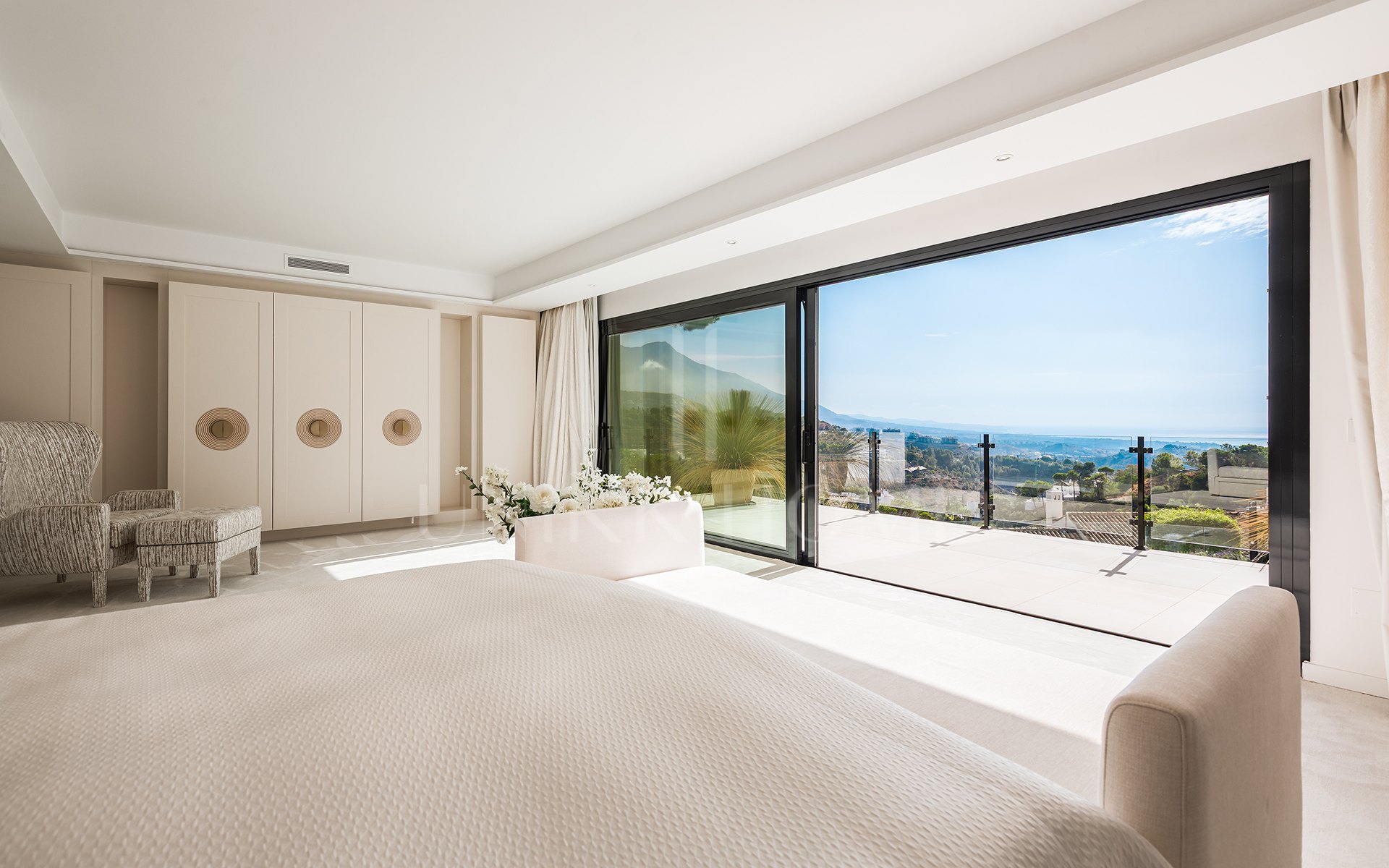 Elegante villa totalmente renovada con vivienda de invitados y vistas panorámicas en El Madroñal