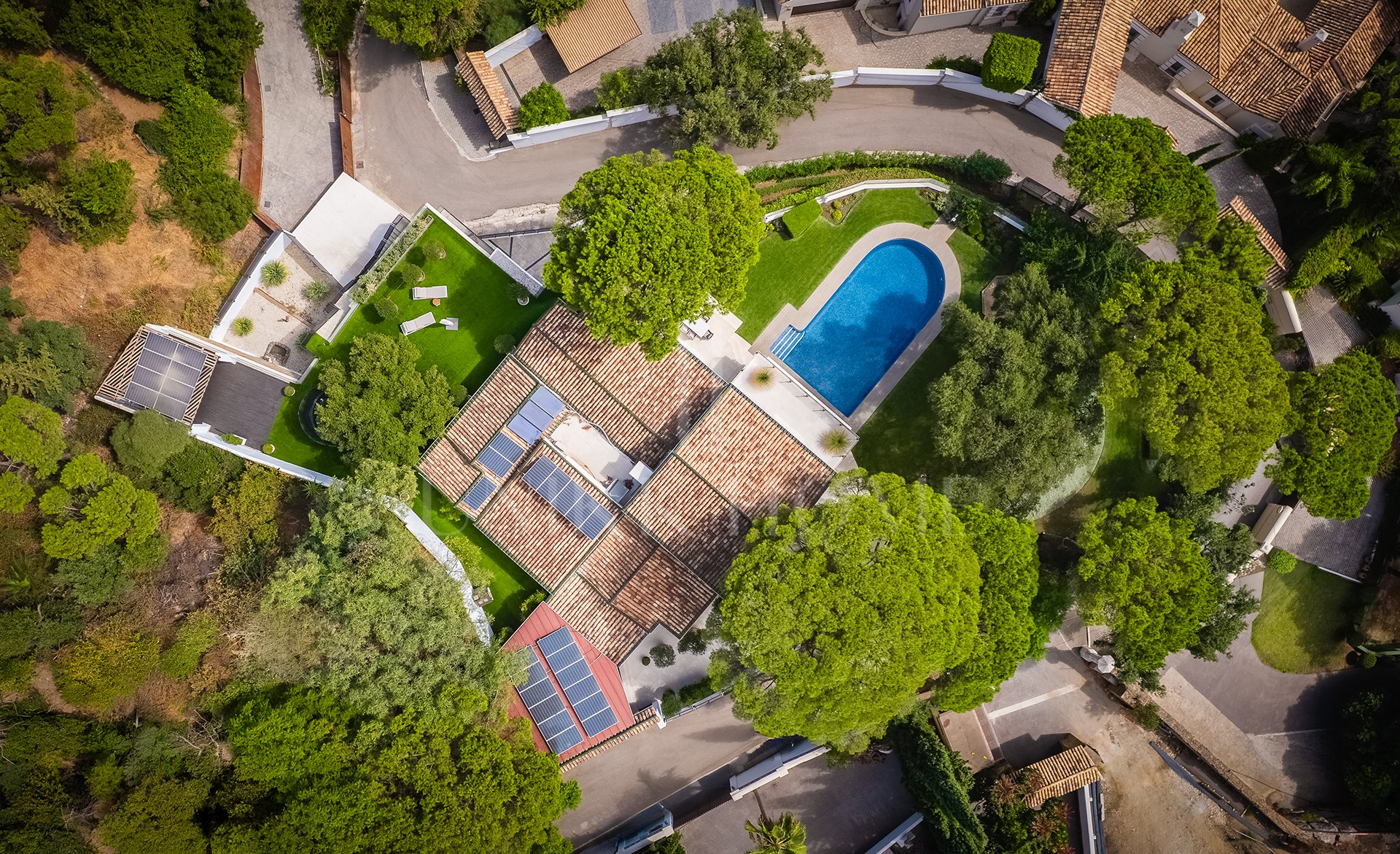 Elegante villa totalmente renovada con vivienda de invitados y vistas panorámicas en El Madroñal