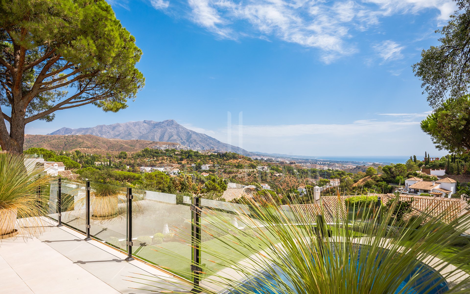 Elegante villa totalmente renovada con vivienda de invitados y vistas panorámicas en El Madroñal