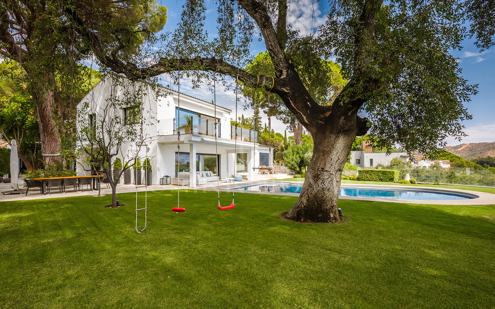 Elegante villa totalmente renovada con vivienda de invitados y vistas panorámicas en El Madroñal