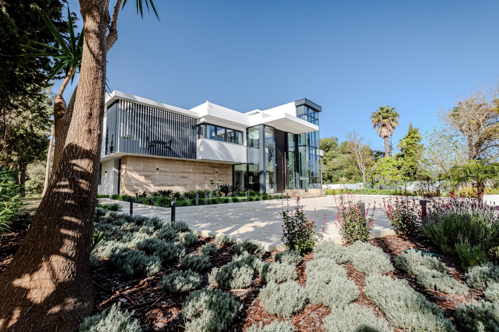 A Masterpiece of Modern Elegance in Sotogrande’s Kings and Queens