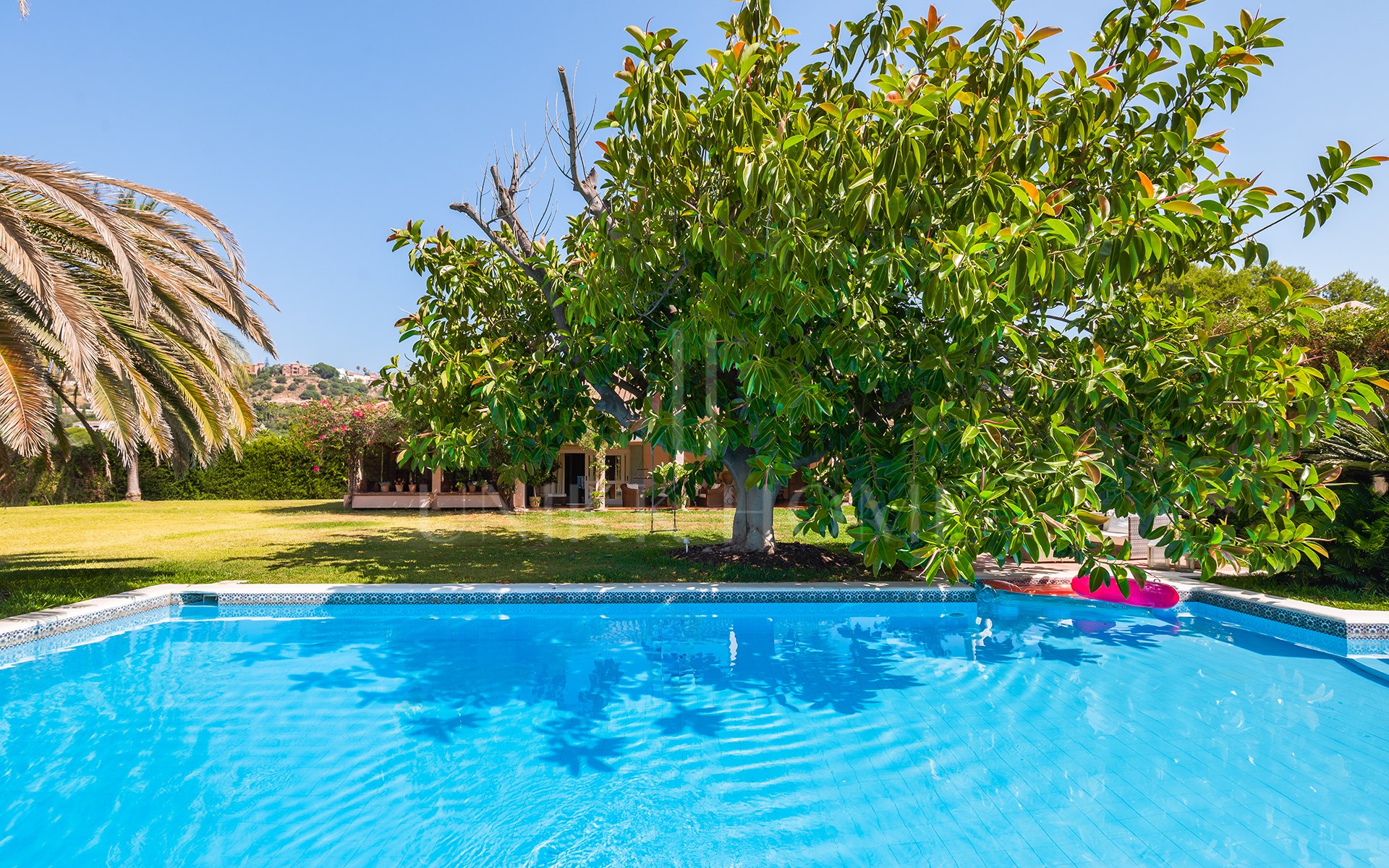 Elegante villa andaluza con vistas al mar y potencial de ampliación en Fuente del Espanto