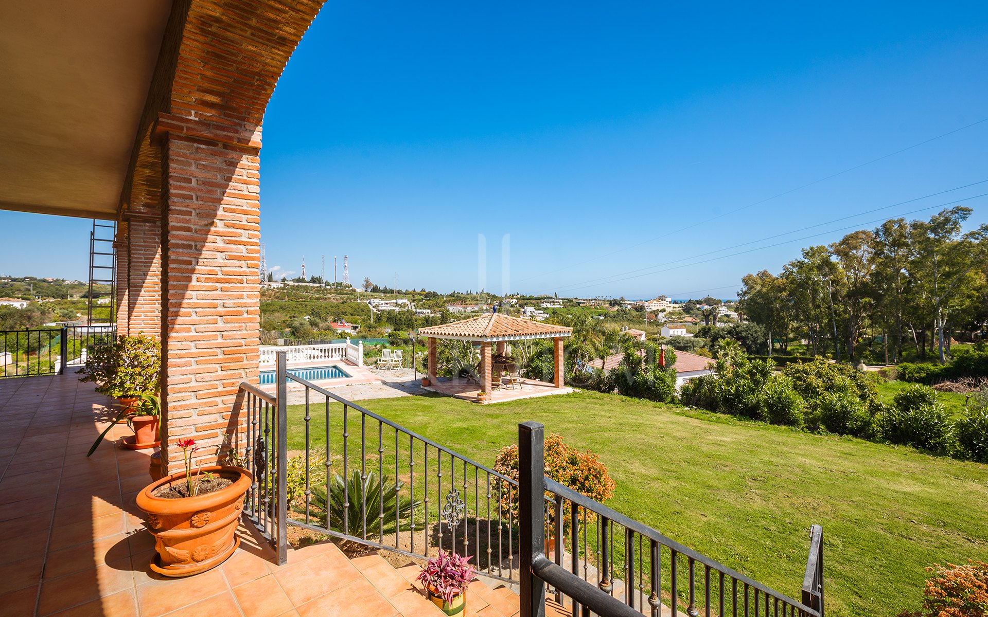 Encantadora finca rústica con vistas panorámicas en El Padrón, Estepona este