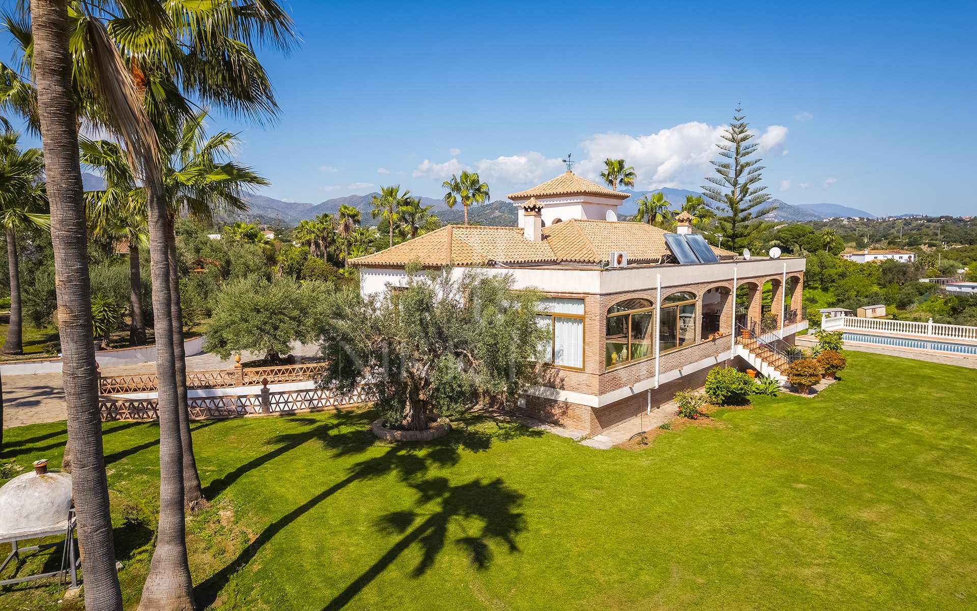 Encantadora finca rústica con vistas panorámicas en El Padrón, Estepona este
