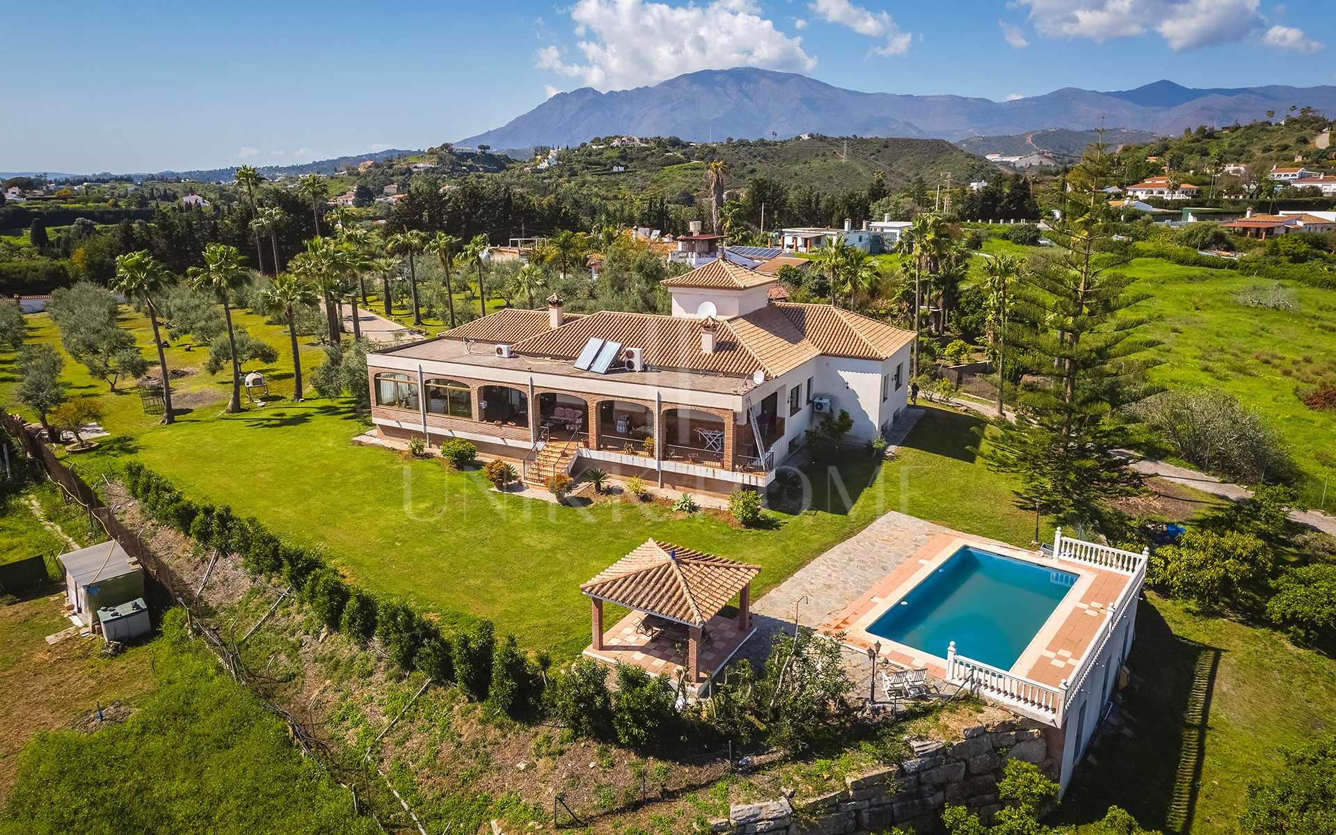 Encantadora finca rústica con vistas panorámicas en El Padrón, Estepona este