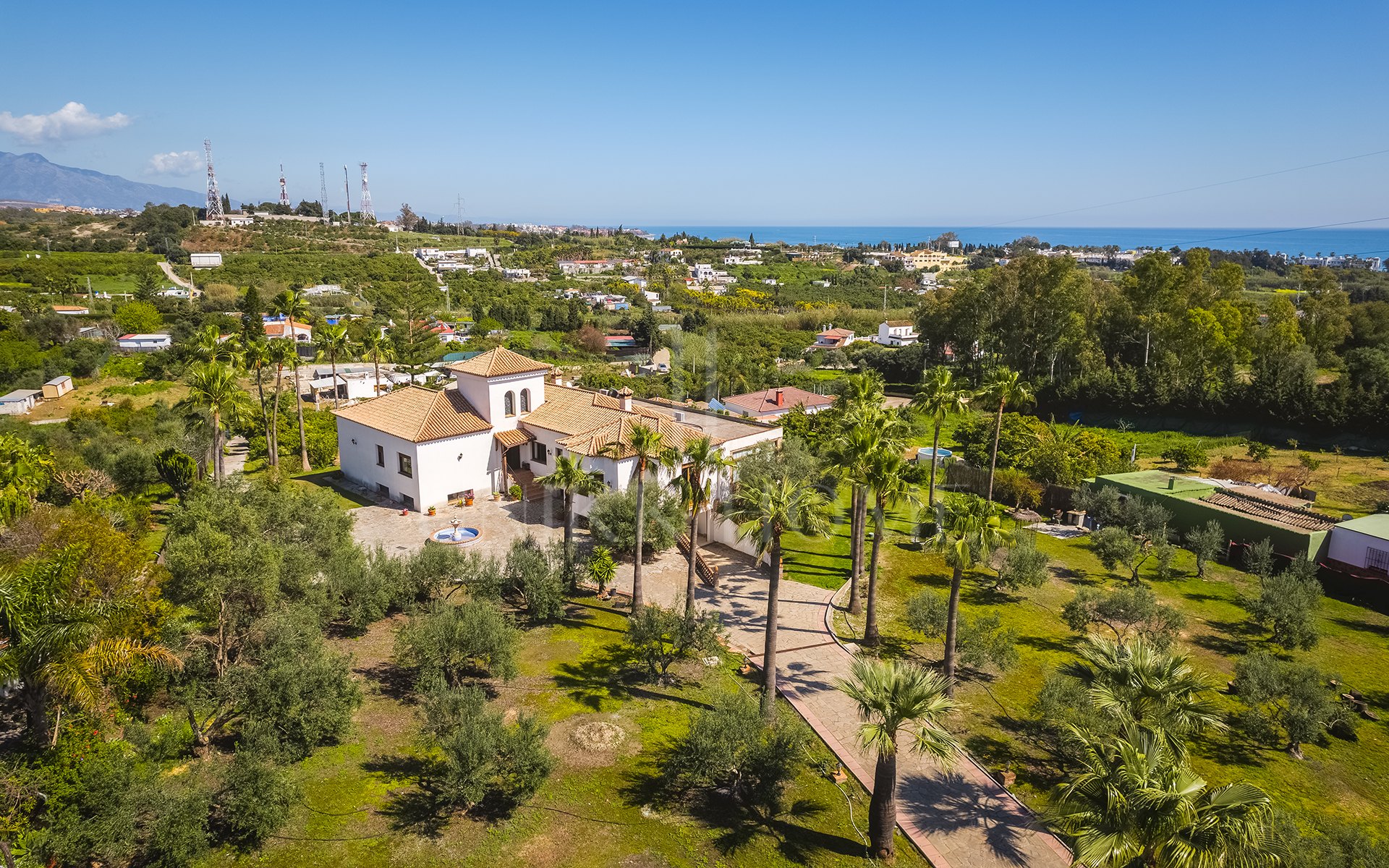 Encantadora finca rústica con vistas panorámicas en El Padrón, Estepona este