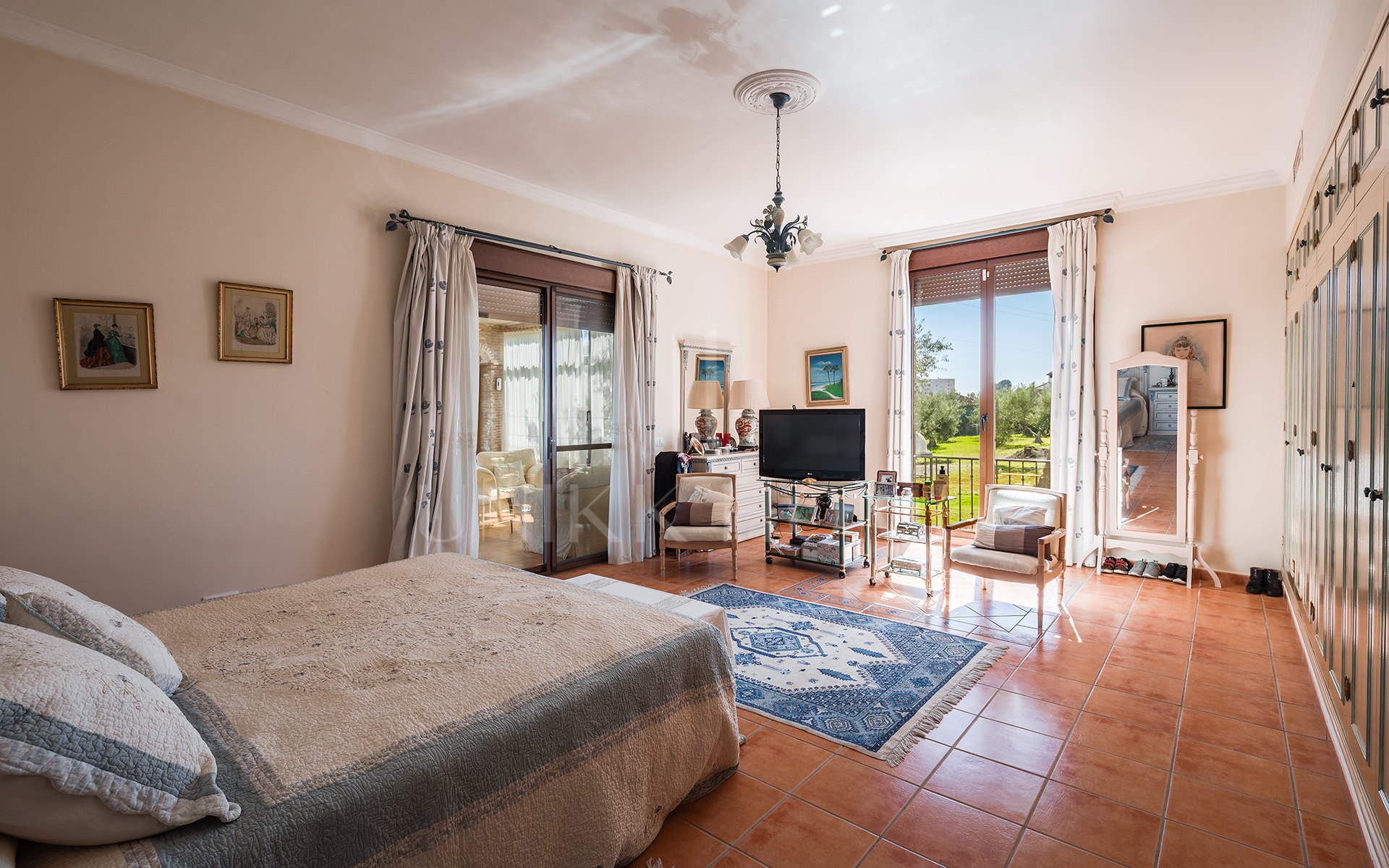 Encantadora finca rústica con vistas panorámicas en El Padrón, Estepona este