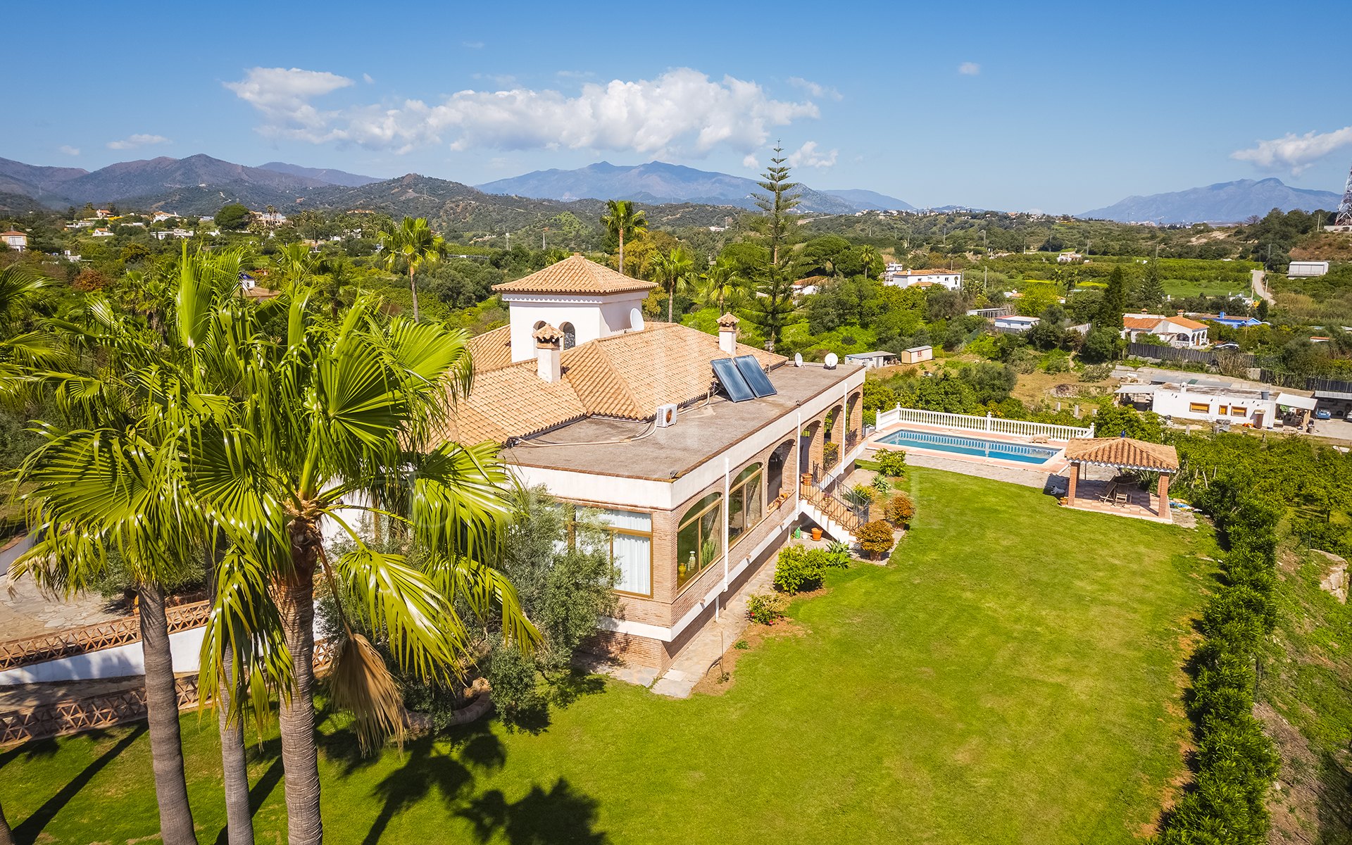 Encantadora finca rústica con vistas panorámicas en El Padrón, Estepona este