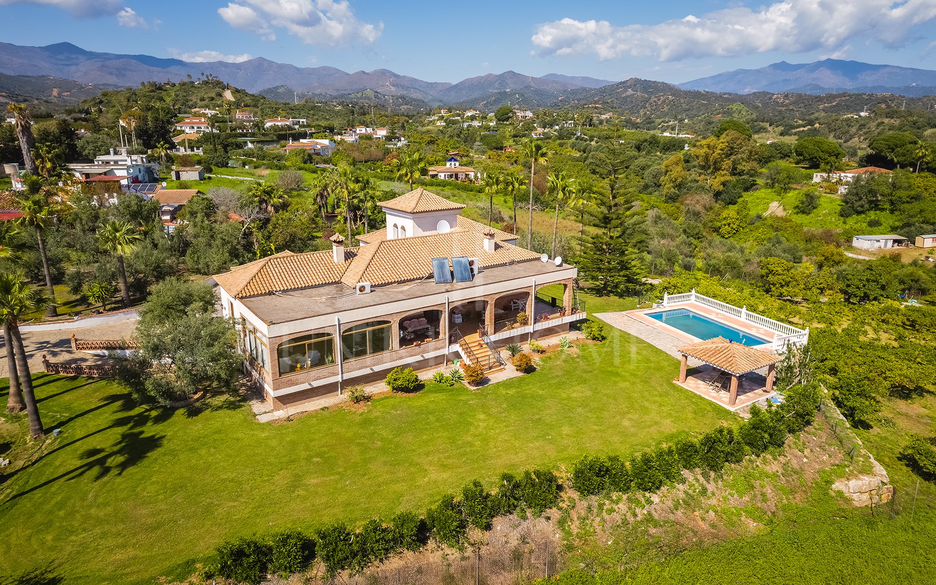 Encantadora finca rústica con vistas panorámicas en El Padrón, Estepona este