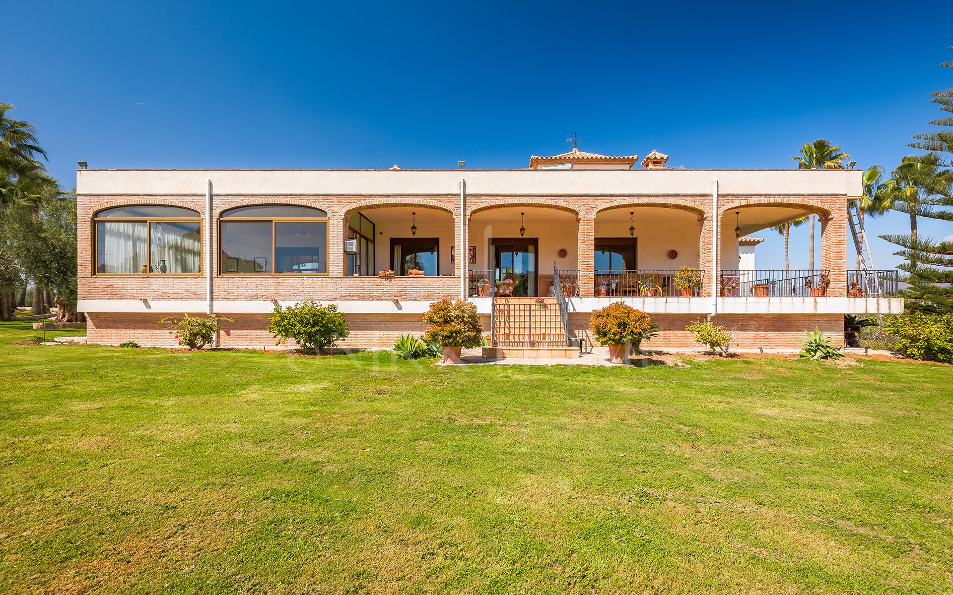 Encantadora finca rústica con vistas panorámicas en El Padrón, Estepona este