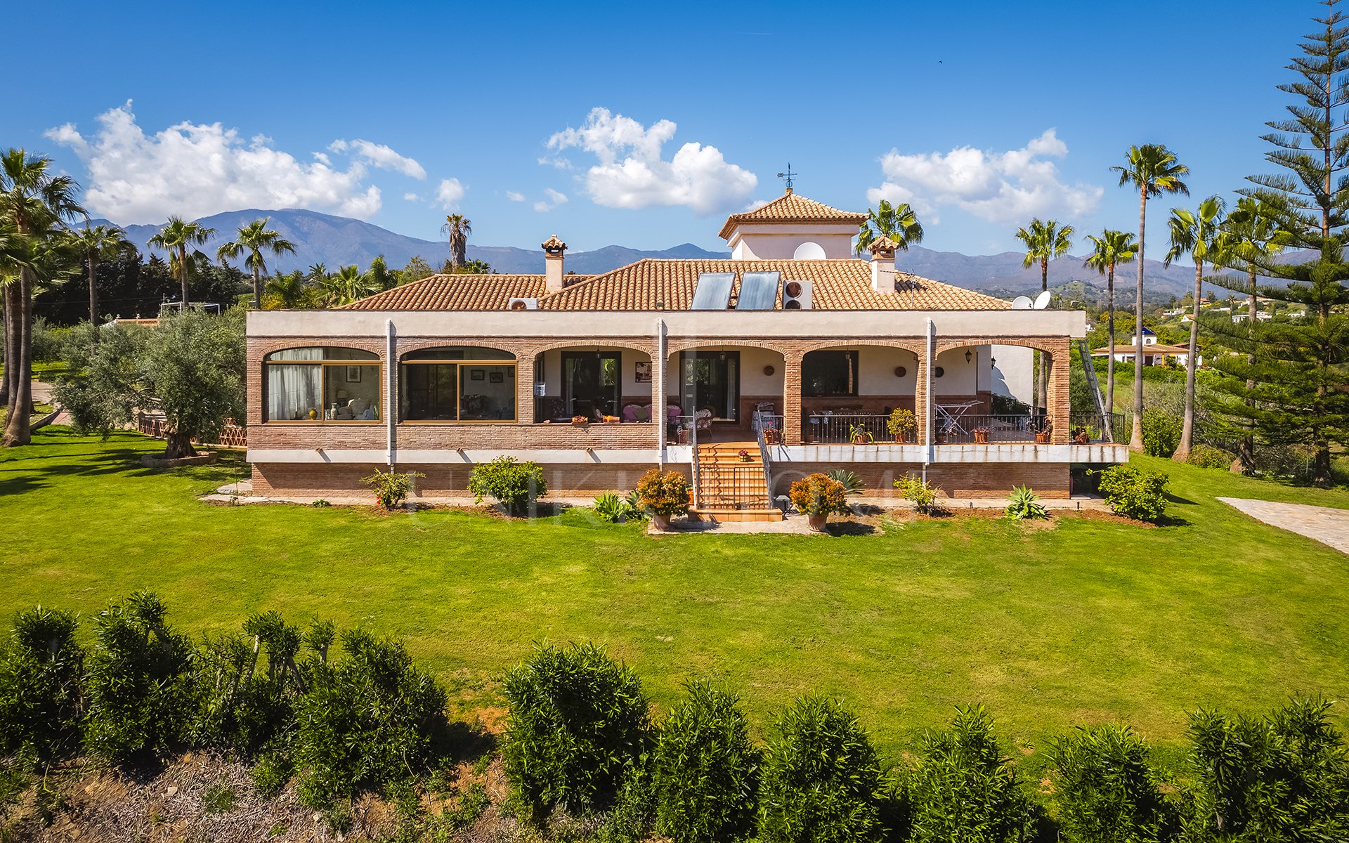 Encantadora finca rústica con vistas panorámicas en El Padrón, Estepona este
