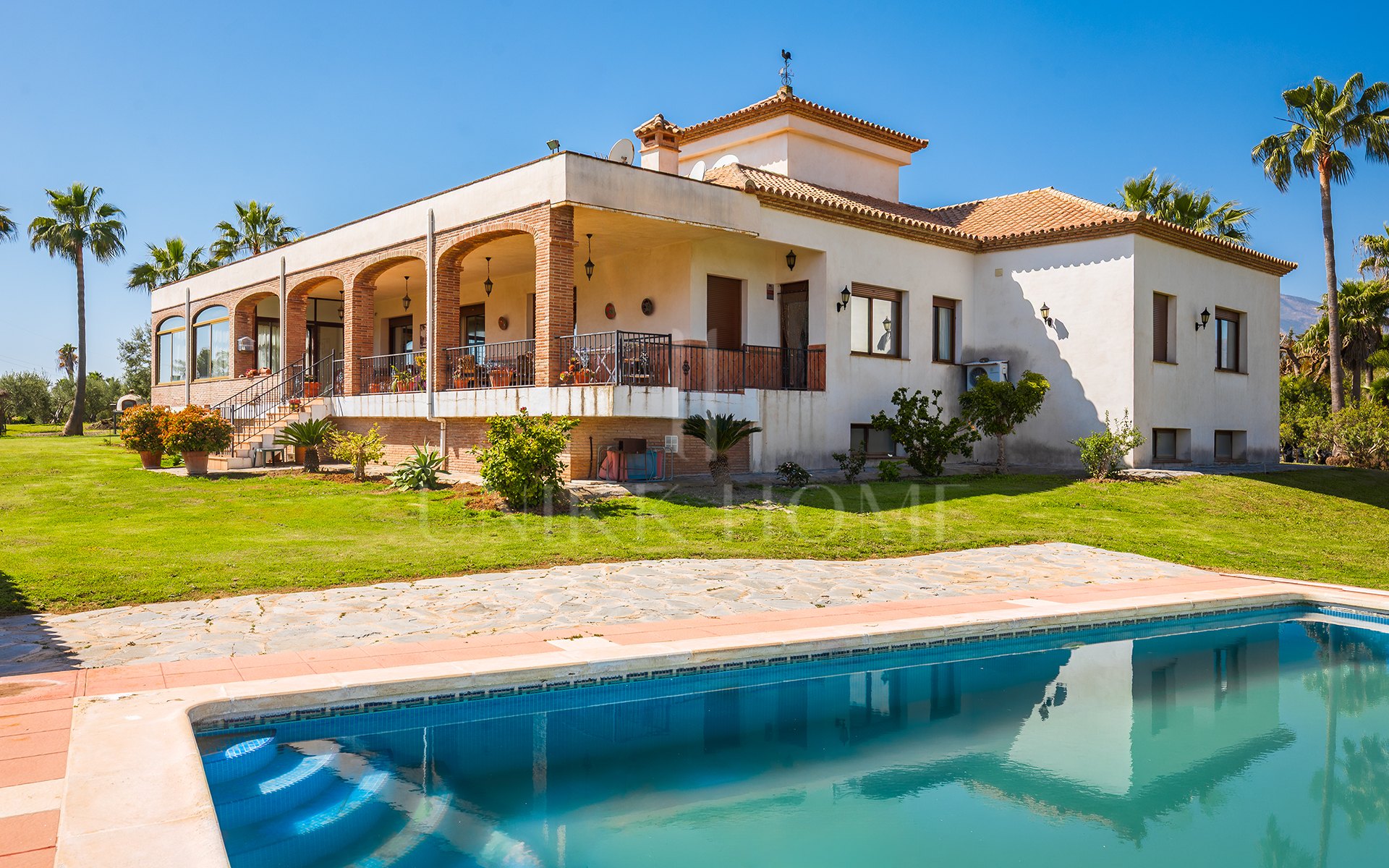 Encantadora finca rústica con vistas panorámicas en El Padrón, Estepona este