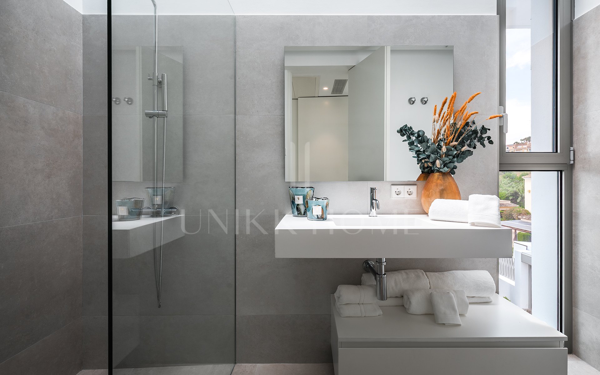 Elegant Contemporary Villa with 5 En-Suite Bedrooms in El Paraíso, New Golden Mile, Marbella