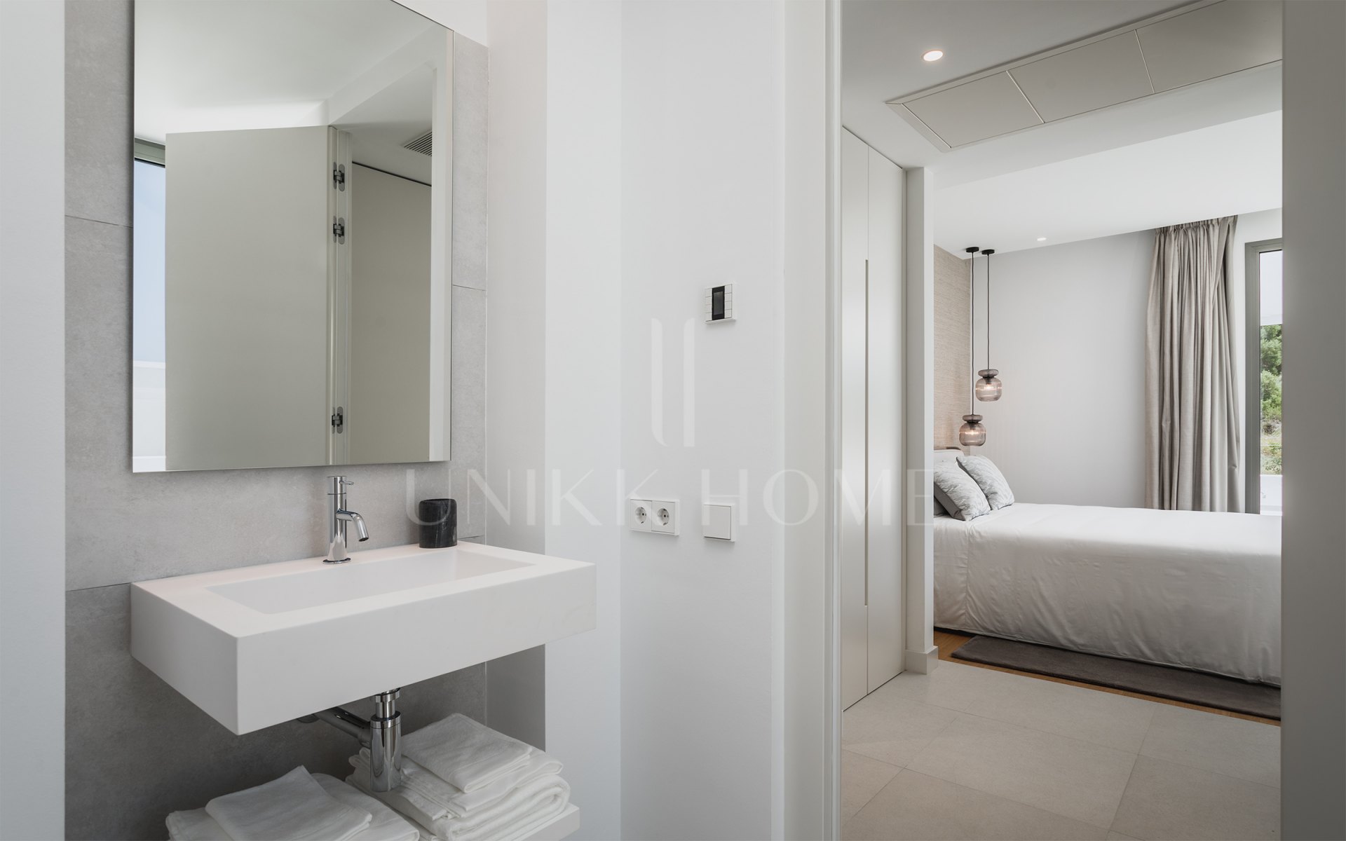 Contemporary Villa for Sale in El Paraíso, New Golden Mile, Marbella