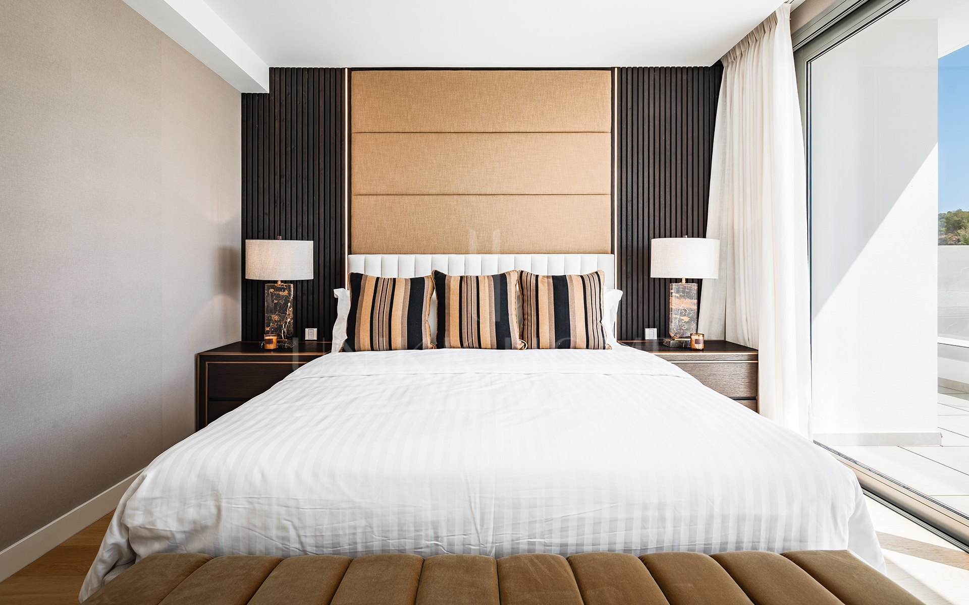 Elegant Contemporary Villa with 5 En-Suite Bedrooms in El Paraíso, New Golden Mile, Marbella