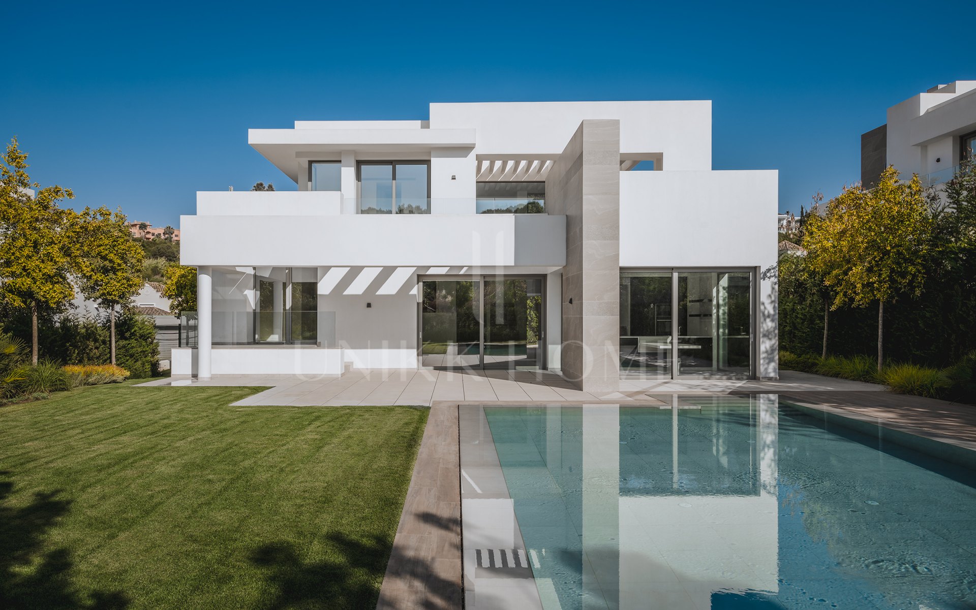 Elegant Contemporary Villa with 5 En-Suite Bedrooms in El Paraíso, New Golden Mile, Marbella