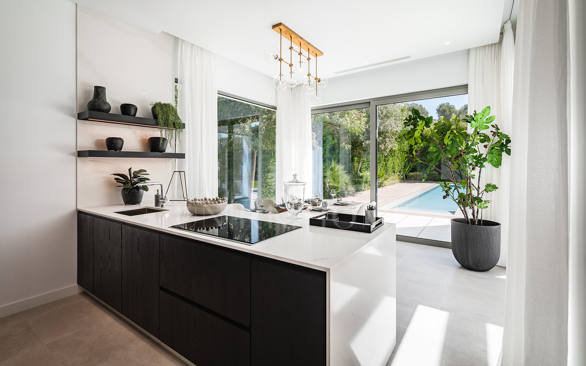 Elegant Contemporary Villa with 5 En-Suite Bedrooms in El Paraíso, New Golden Mile, Marbella