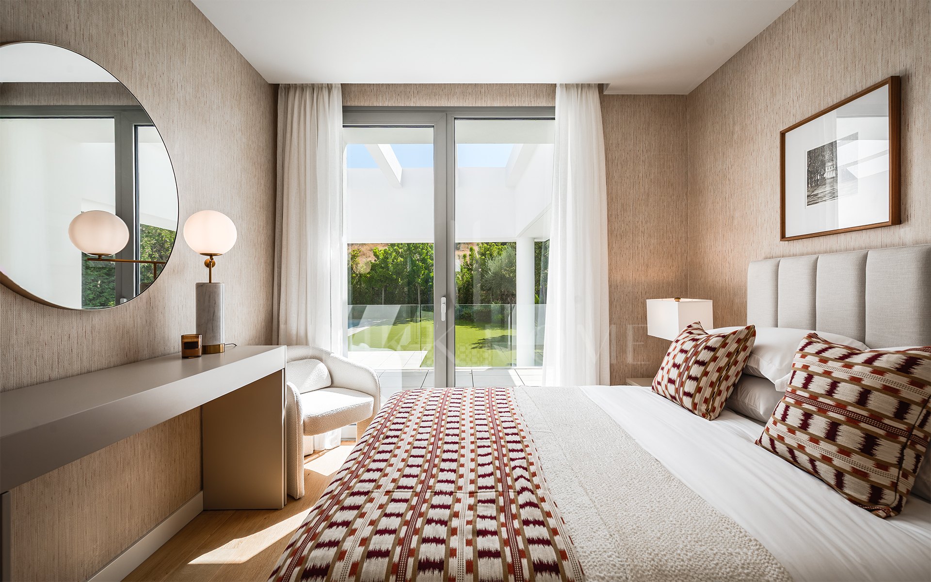 Elegant Contemporary Villa with 5 En-Suite Bedrooms in El Paraíso, New Golden Mile, Marbella