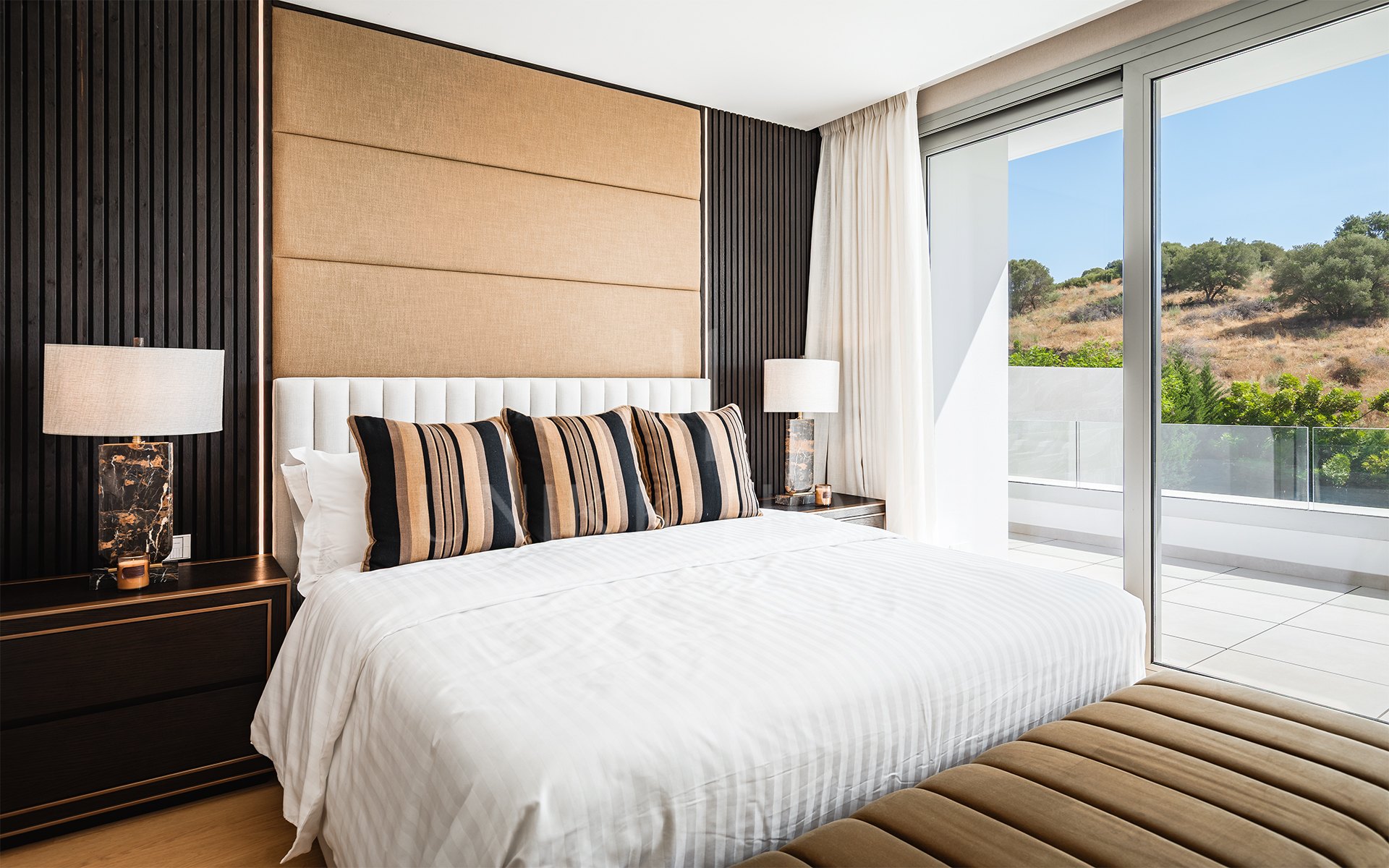 Elegant Contemporary Villa with 5 En-Suite Bedrooms in El Paraíso, New Golden Mile, Marbella