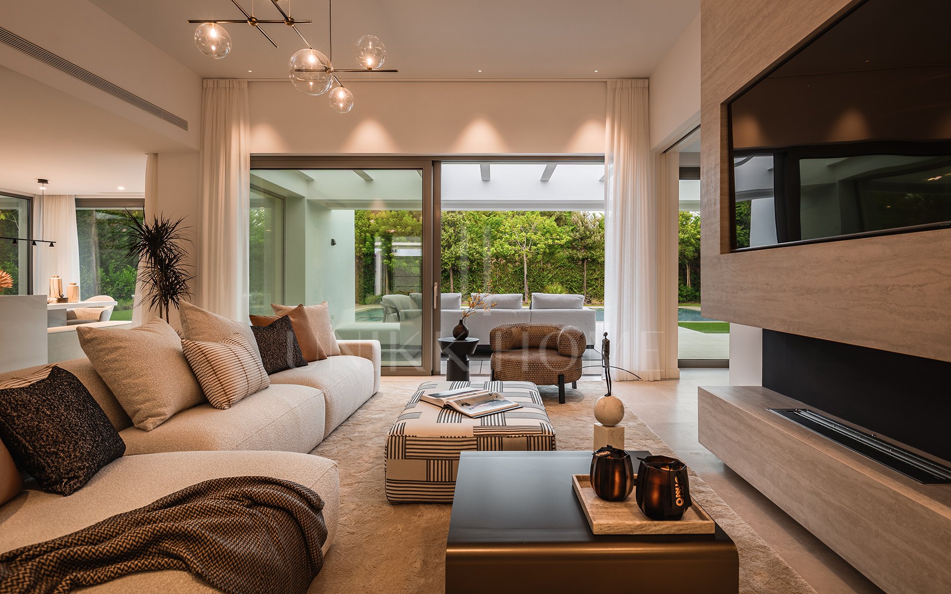 Modern 5-Bedroom Villa for Sale in El Paraíso, New Golden Mile, Marbella