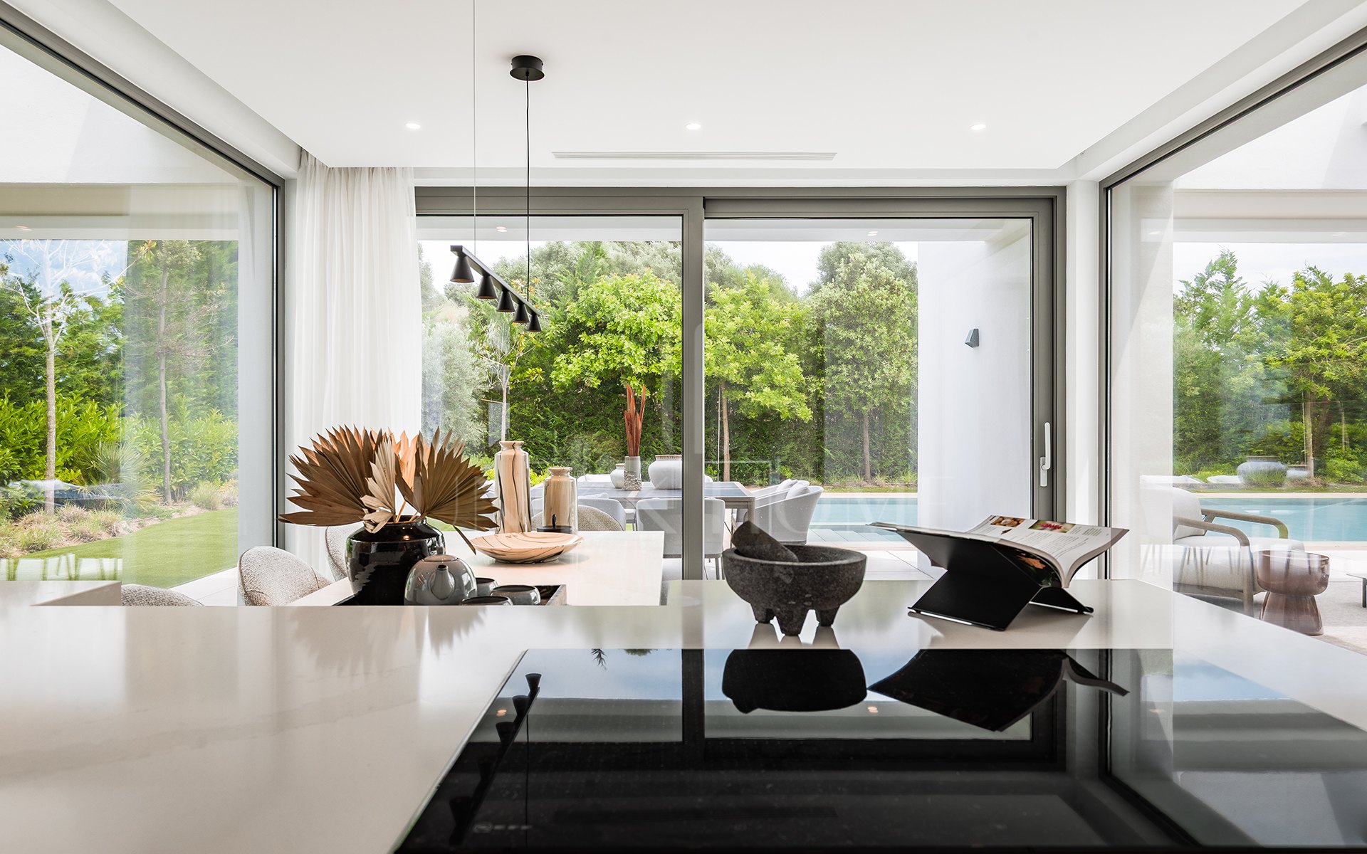 Modern 5-Bedroom Villa for Sale in El Paraíso, New Golden Mile, Marbella