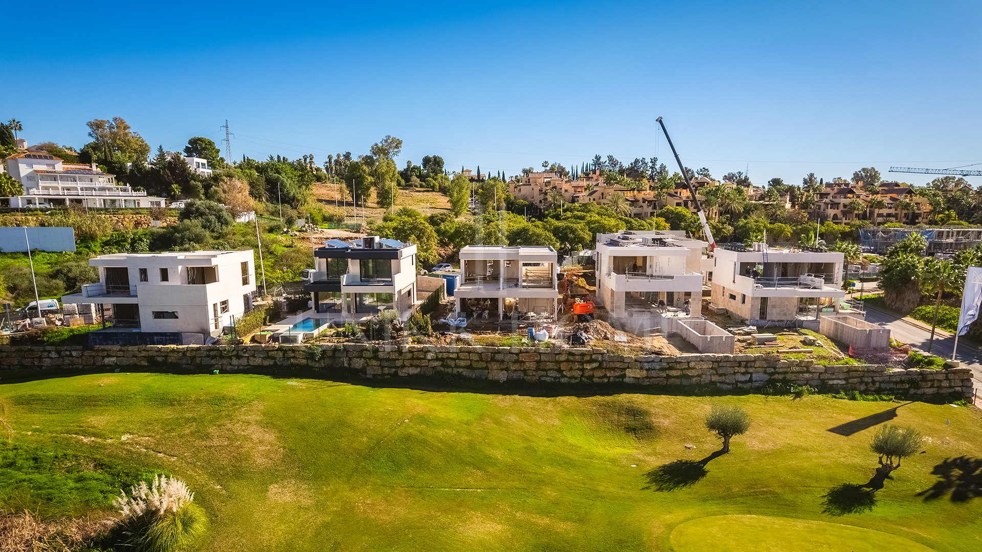 Moderna villa sobre plano junto al campo de golf El Campanario, en la Nueva Milla de Oro