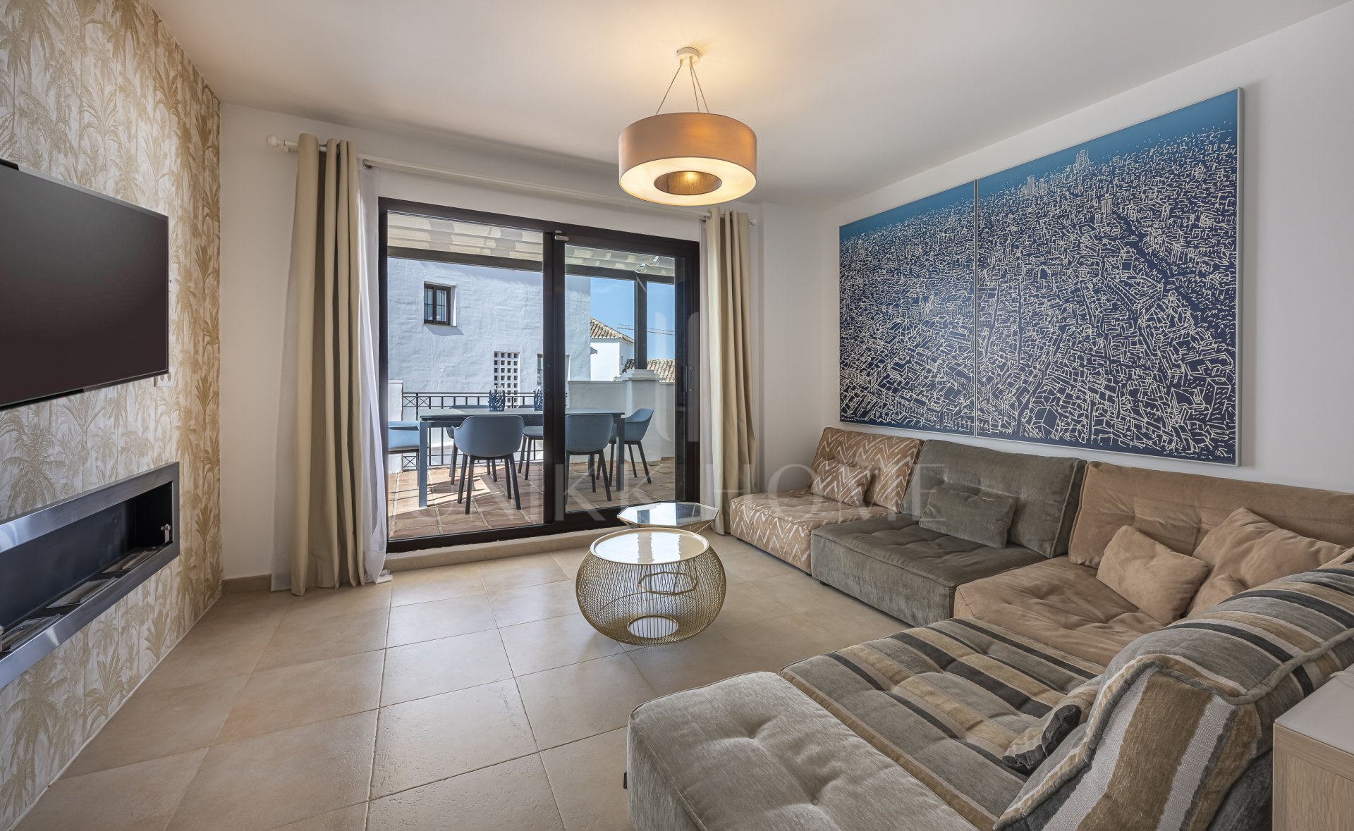 Impecable apartamento tríplex orientado al sur ubicado en una comunidad cerrada en Altos de Los Monteros, Marbella este