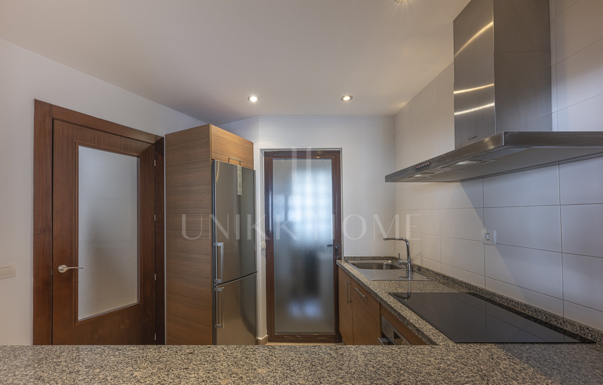 Impecable apartamento tríplex orientado al sur ubicado en una comunidad cerrada en Altos de Los Monteros, Marbella este