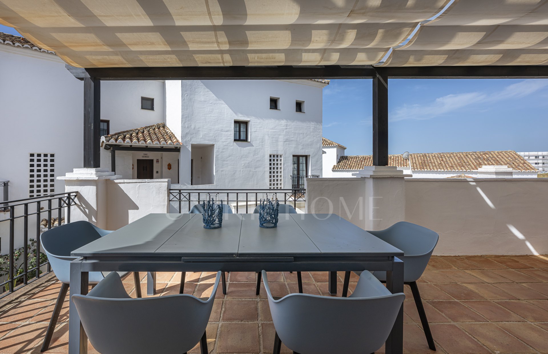 Impecable apartamento tríplex orientado al sur ubicado en una comunidad cerrada en Altos de Los Monteros, Marbella este