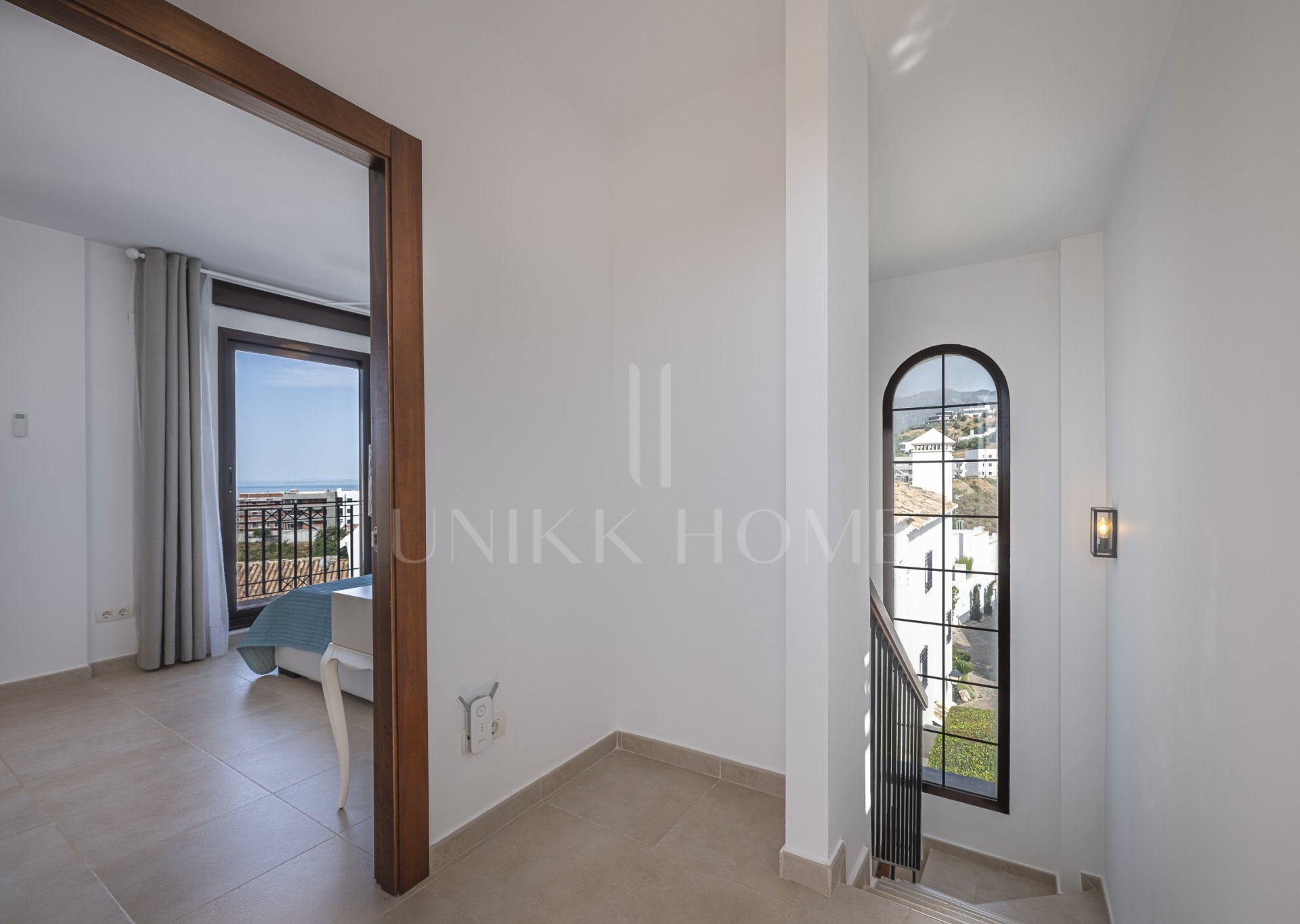 Impecable apartamento tríplex orientado al sur ubicado en una comunidad cerrada en Altos de Los Monteros, Marbella este