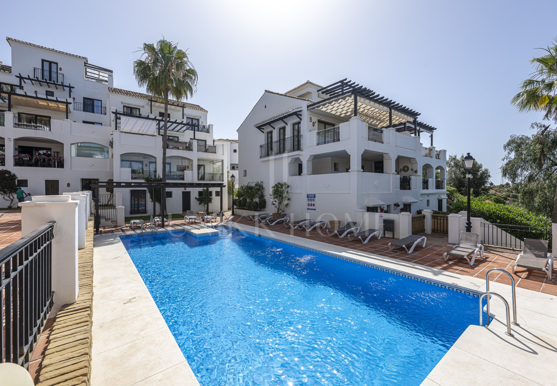 Impecable apartamento tríplex orientado al sur ubicado en una comunidad cerrada en Altos de Los Monteros, Marbella este