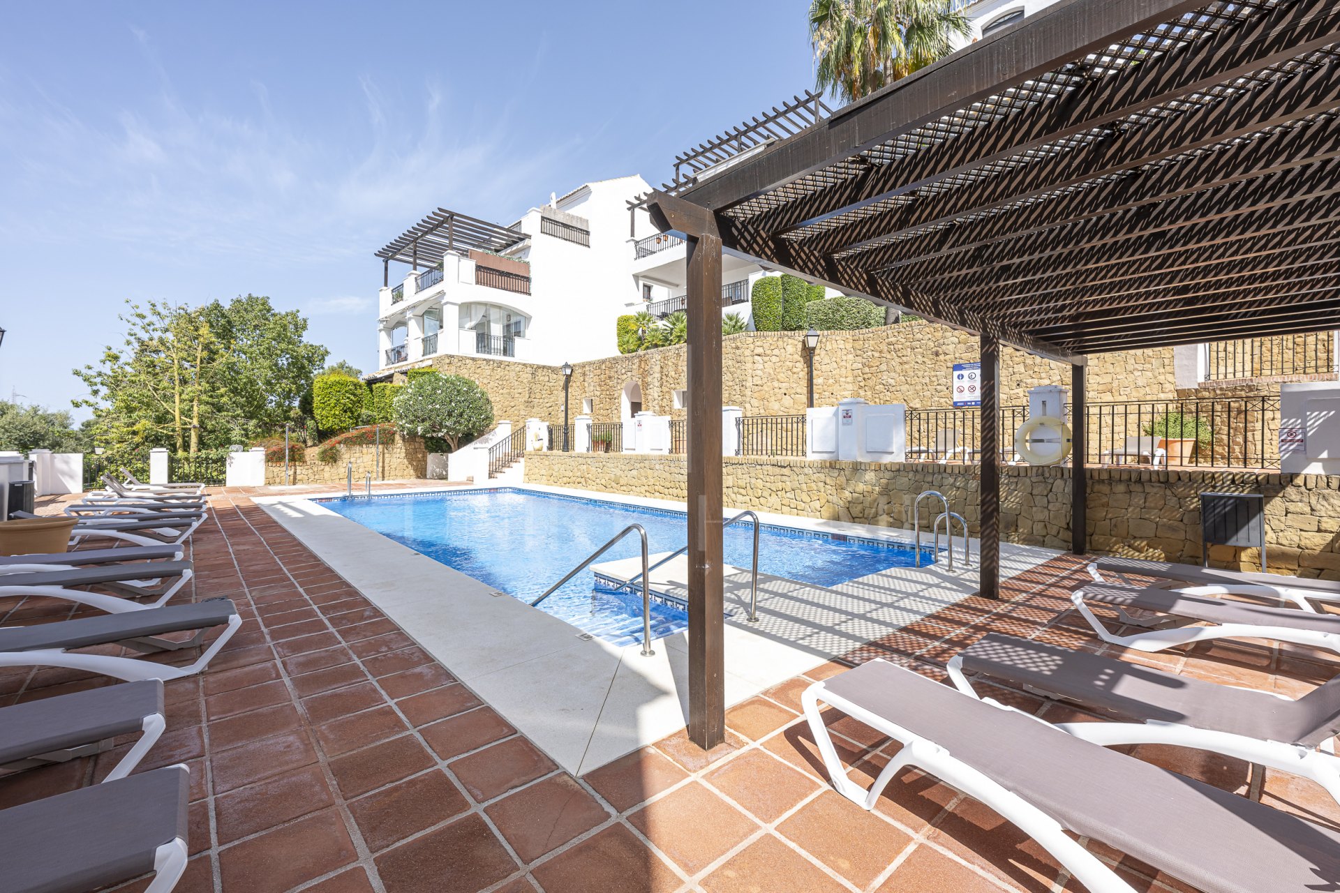 Impecable apartamento tríplex orientado al sur ubicado en una comunidad cerrada en Altos de Los Monteros, Marbella este