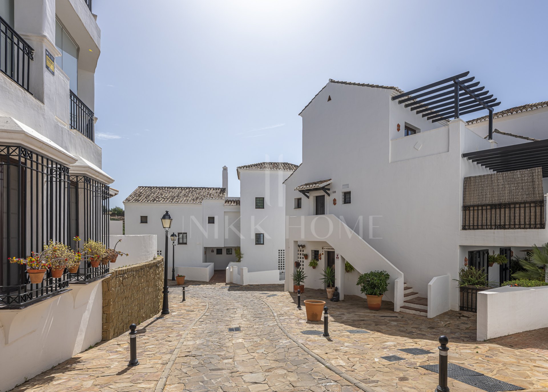 Impecable apartamento tríplex orientado al sur ubicado en una comunidad cerrada en Altos de Los Monteros, Marbella este