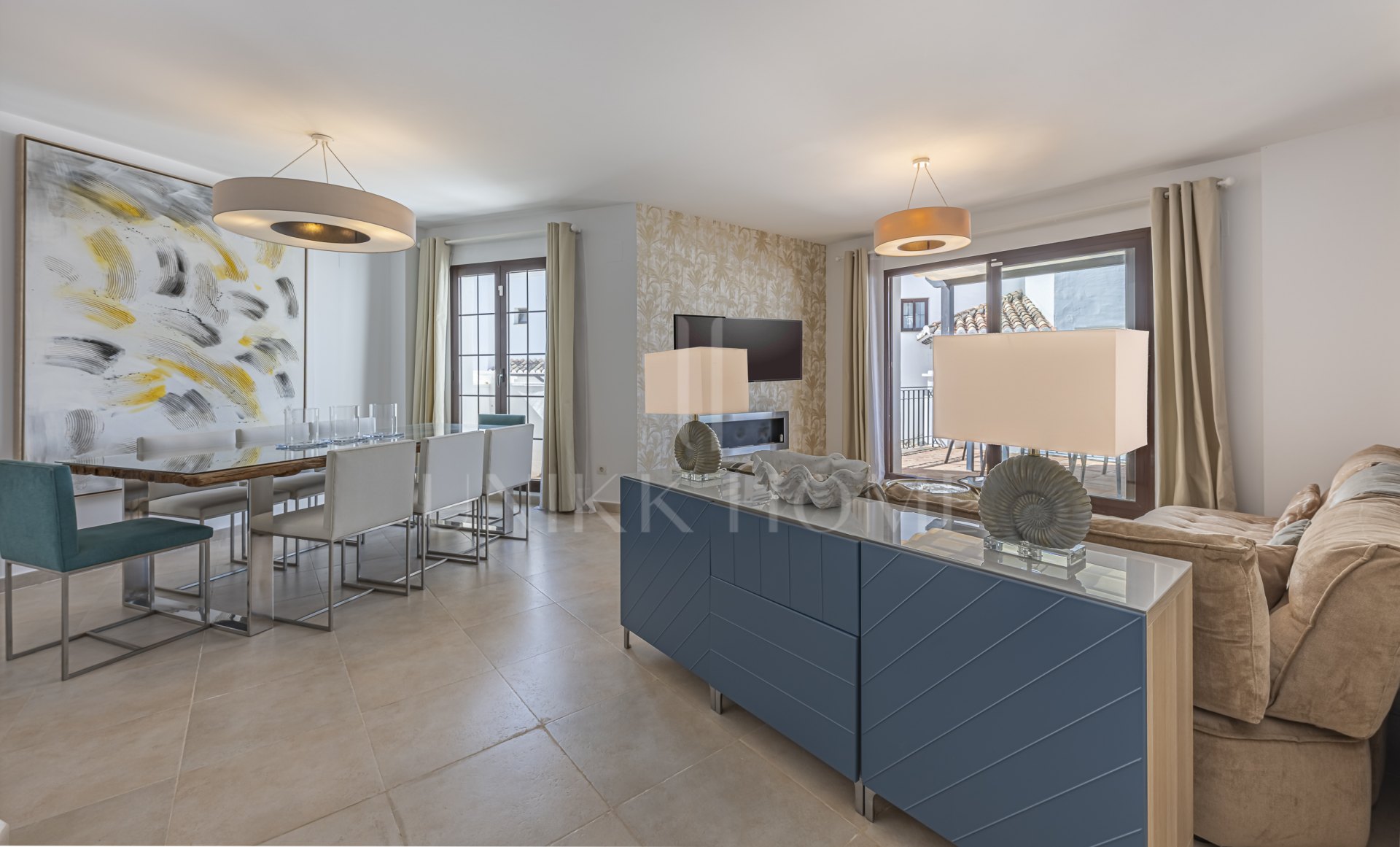Impecable apartamento tríplex orientado al sur ubicado en una comunidad cerrada en Altos de Los Monteros, Marbella este