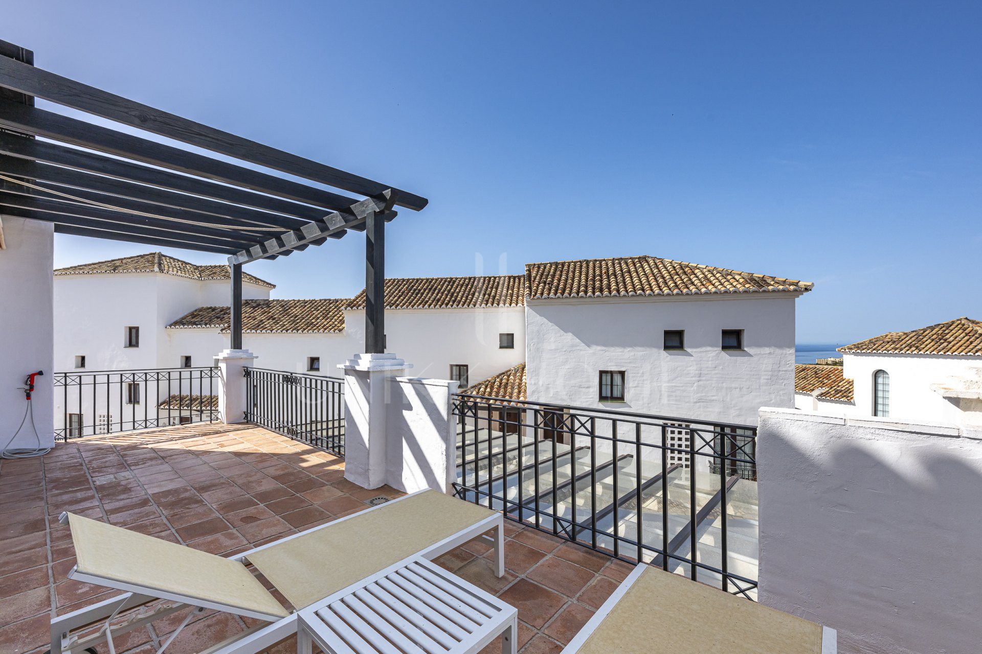 Impecable apartamento tríplex orientado al sur ubicado en una comunidad cerrada en Altos de Los Monteros, Marbella este