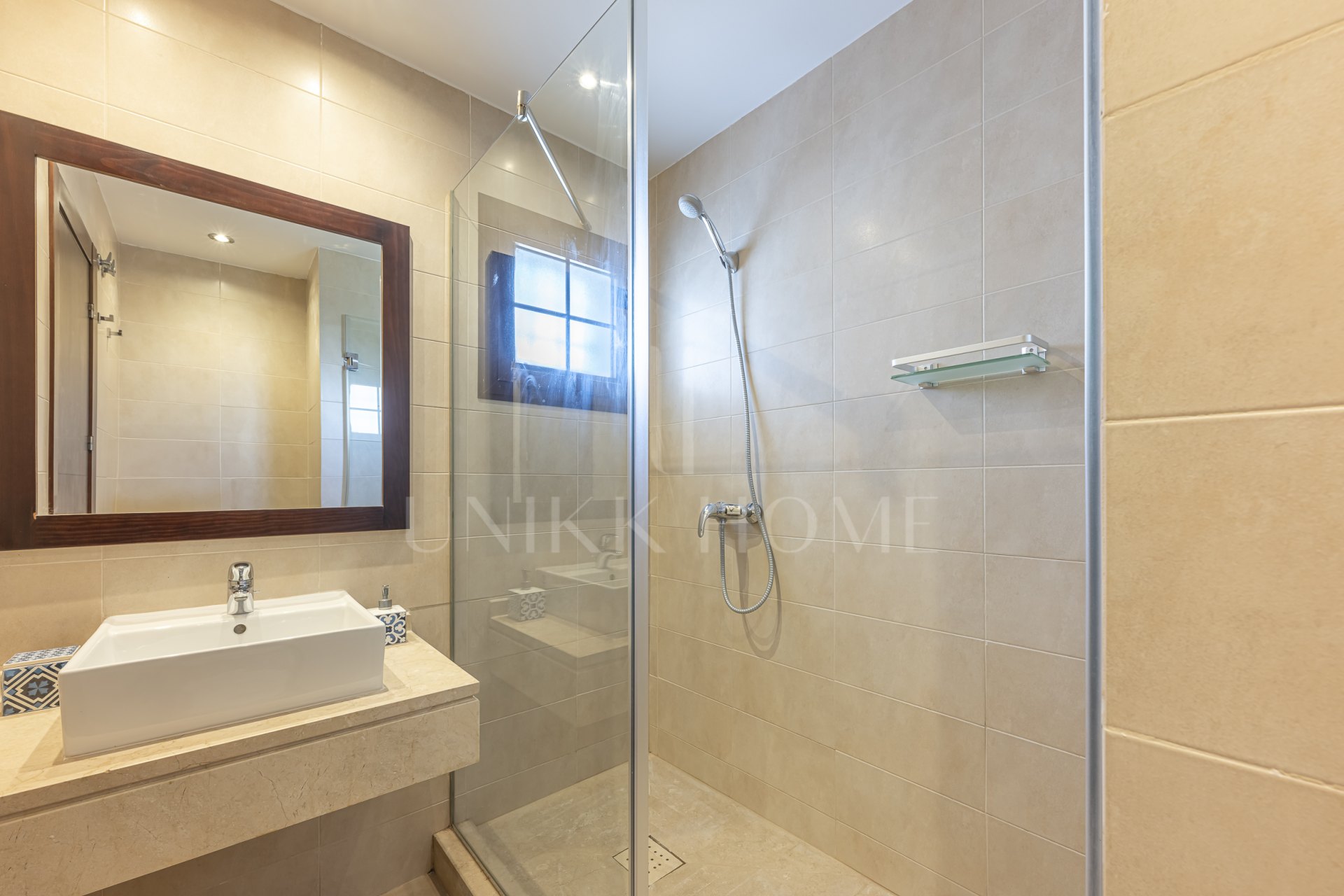 Impecable apartamento tríplex orientado al sur ubicado en una comunidad cerrada en Altos de Los Monteros, Marbella este