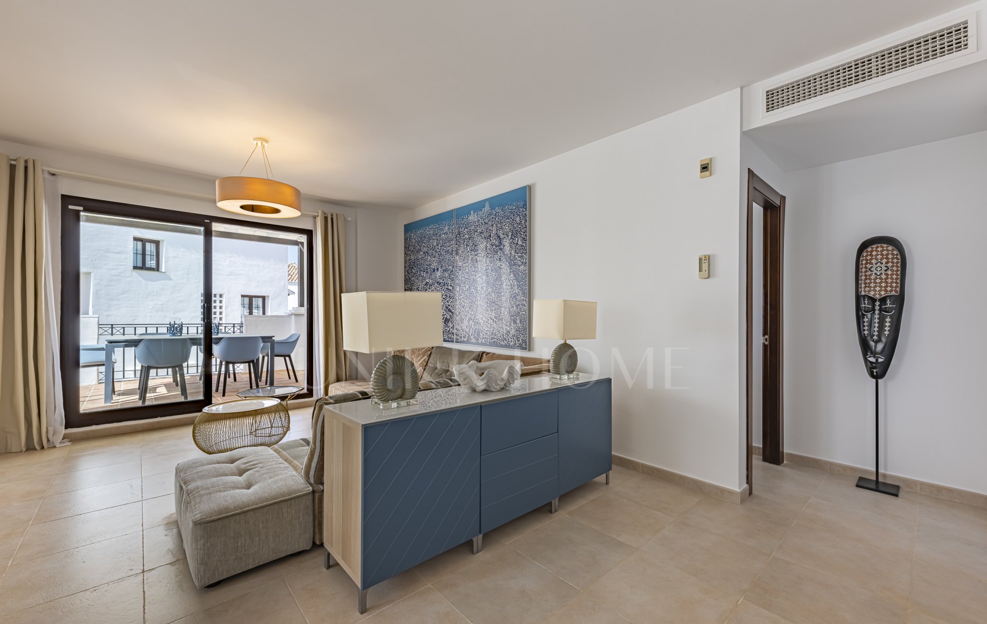 Impecable apartamento tríplex orientado al sur ubicado en una comunidad cerrada en Altos de Los Monteros, Marbella este