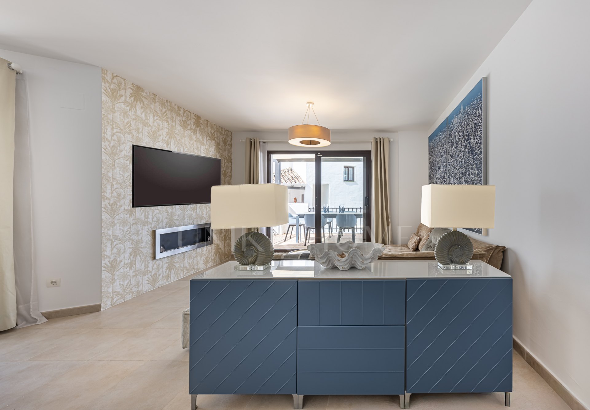 Impecable apartamento tríplex orientado al sur ubicado en una comunidad cerrada en Altos de Los Monteros, Marbella este