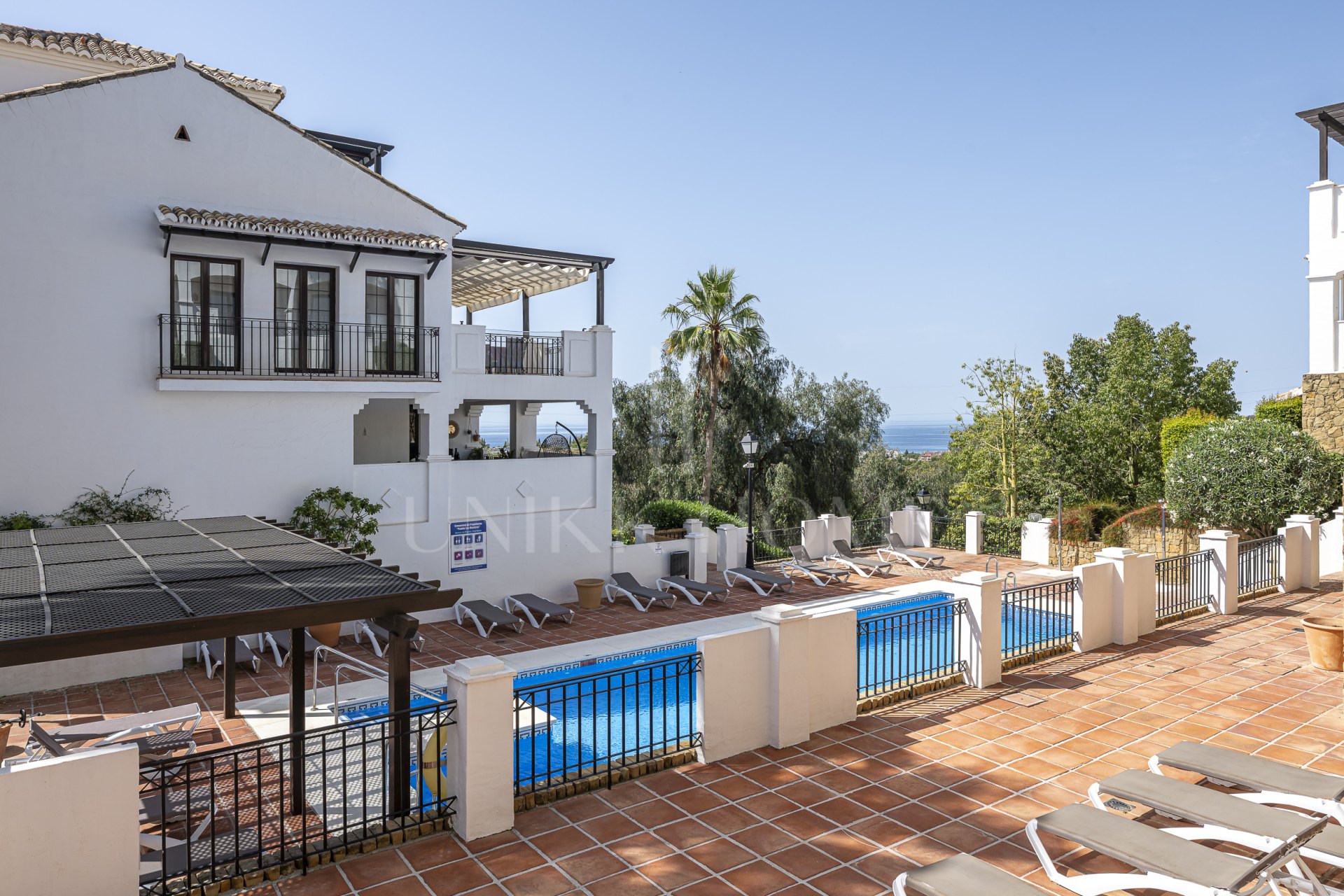 Impecable apartamento tríplex orientado al sur ubicado en una comunidad cerrada en Altos de Los Monteros, Marbella este