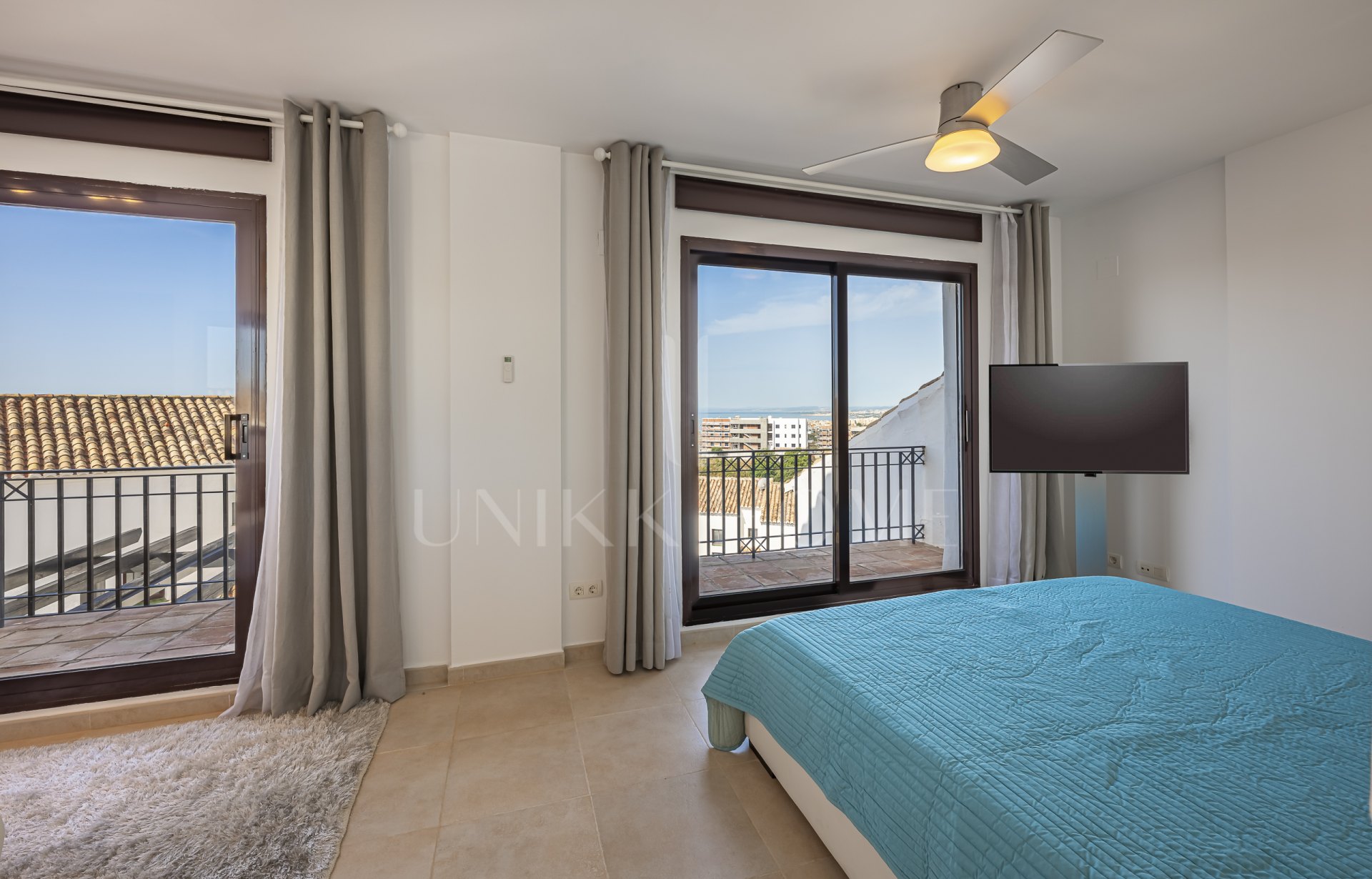 Impecable apartamento tríplex orientado al sur ubicado en una comunidad cerrada en Altos de Los Monteros, Marbella este