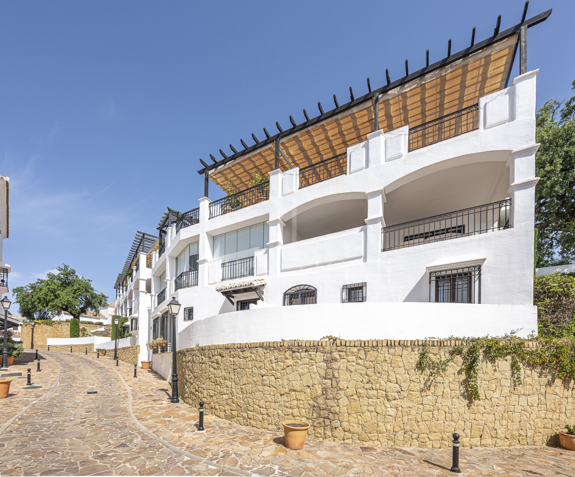 Impecable apartamento tríplex orientado al sur ubicado en una comunidad cerrada en Altos de Los Monteros, Marbella este