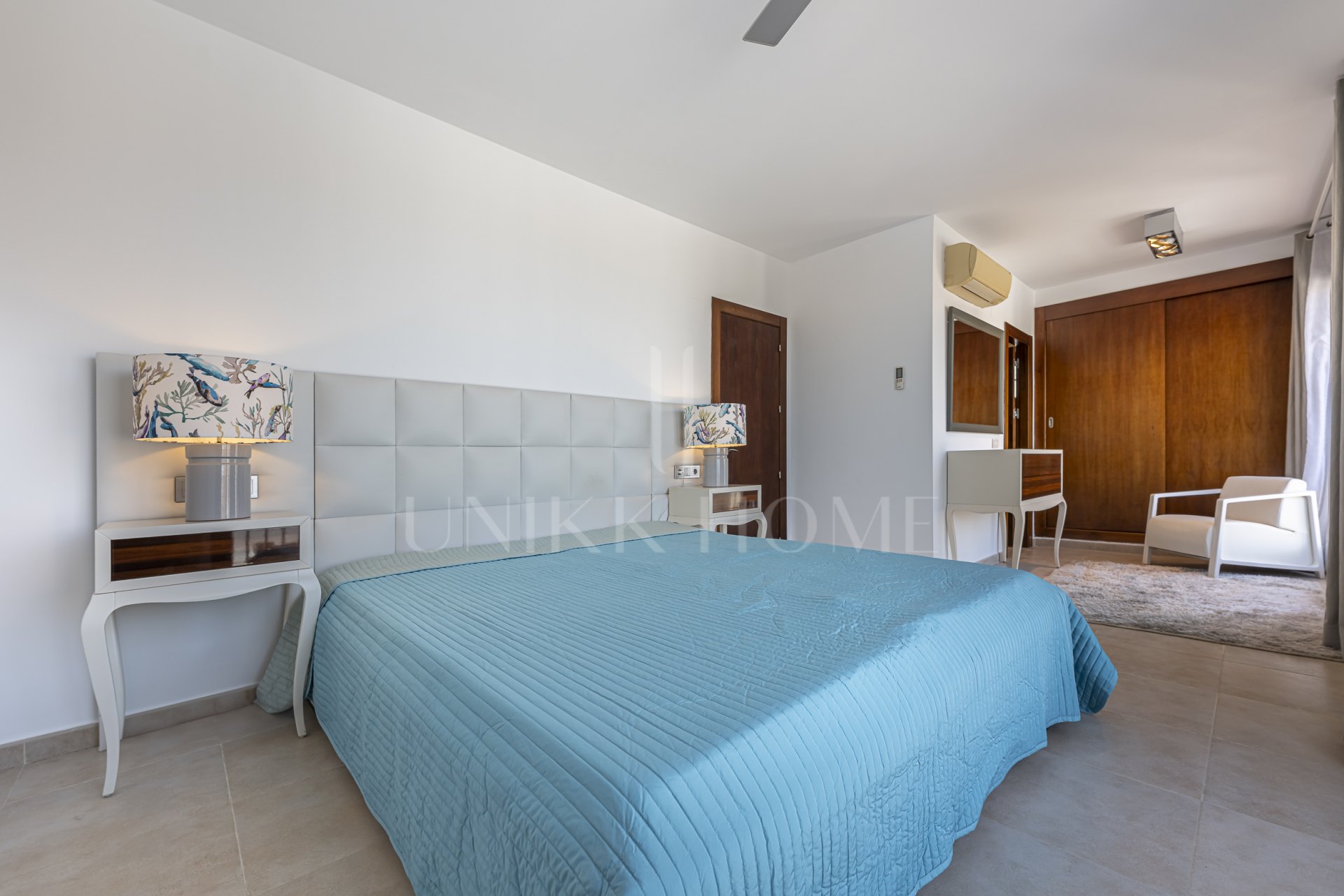 Impecable apartamento tríplex orientado al sur ubicado en una comunidad cerrada en Altos de Los Monteros, Marbella este