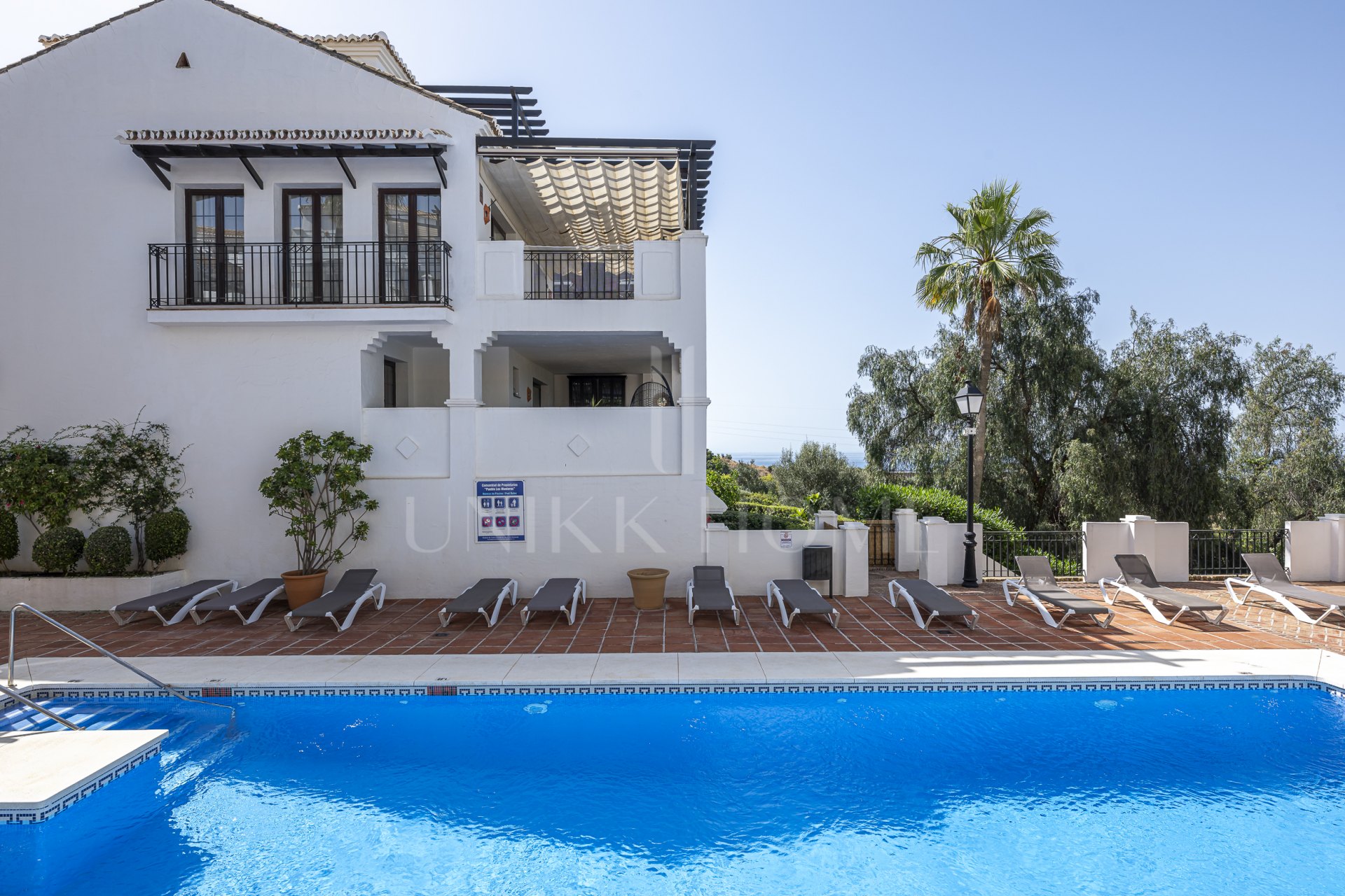 Impecable apartamento tríplex orientado al sur ubicado en una comunidad cerrada en Altos de Los Monteros, Marbella este