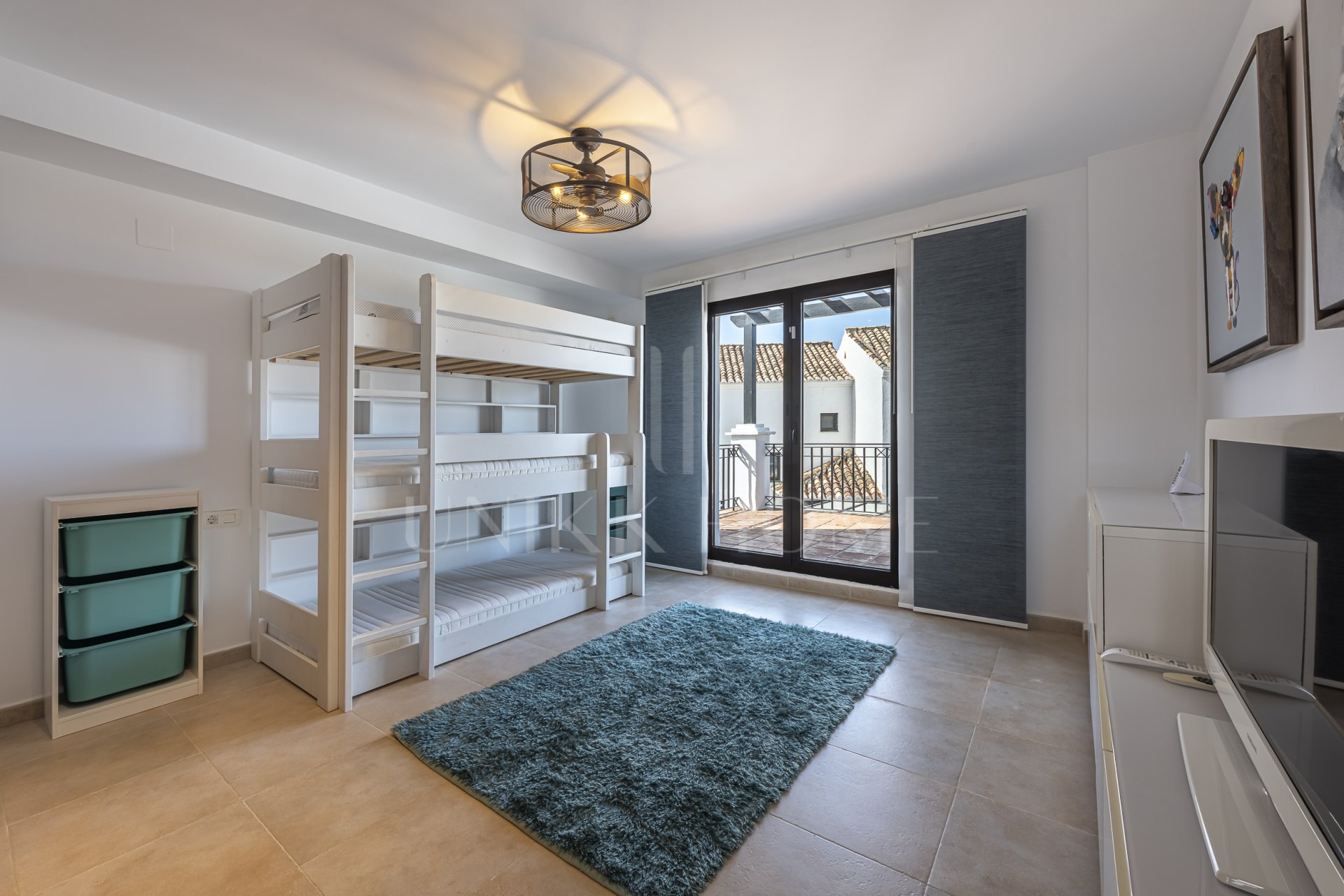 Impecable apartamento tríplex orientado al sur ubicado en una comunidad cerrada en Altos de Los Monteros, Marbella este